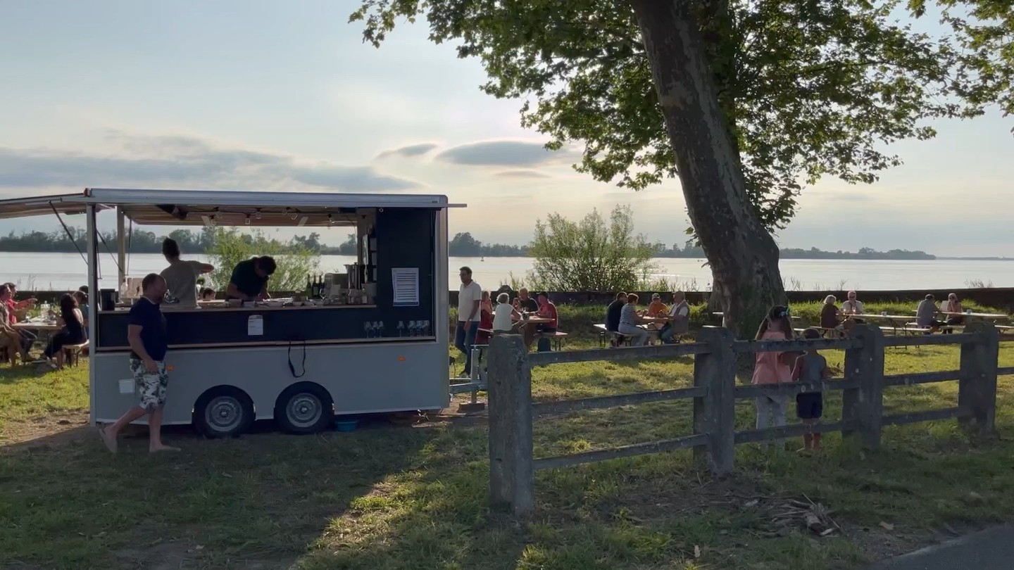 Retour sur les dîners détente de cet été
Comme le montrent les images, ces cinq soirées au fort succès ont été rythmées par le somptueux soleil se couchant sur la Garonne et nous offrant des paysages spectaculaires.
Après une visite de la propriété, les invités se laissaient porter par l'association des saveurs explosives des menus et les délicieux vins du château.
Vos sourires et vos compliments nous poussent ainsi à dépasser ce projet en proposant une nouvelle forme de restauration - la table privée par Gaëtan Briand : possibilité de réserver une salle du château lors d'un déjeuner ou d'un dîner pour un maximum de 24 personnes ...
Merci au chef Gaëtan Briand (@itineraireculinaire) de nous avoir régalé lors de ces cinq dîners détente.
Merci également à remy.sellier d'avoir capturé les moments d'une de ces soirées.
Merci à vous pour votre confiance et votre fidélité.
#dinerdetente #bordeauxmaville #bordeauxwinetrip #unairdebordeaux #girondetourisme #vignoble #bordeauxsuperieur #garonne #redwine
