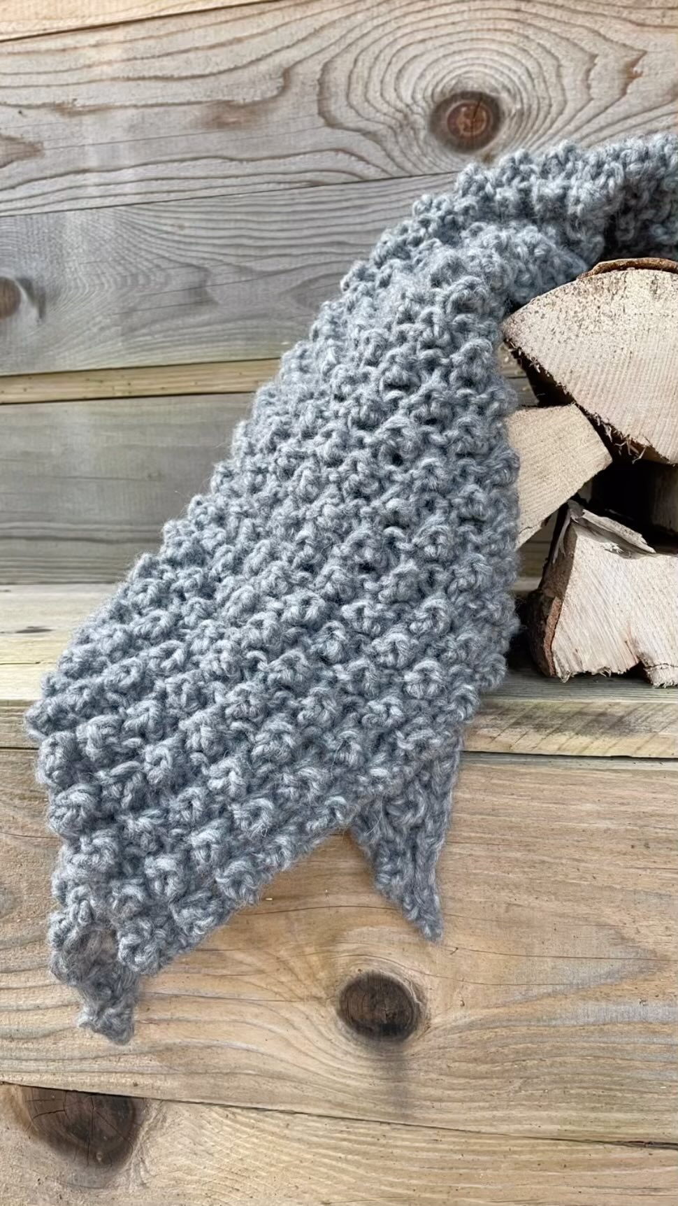 Anleitung Cape Barbla
Das Cape Barbla ist ein echter Hingucker. Das auffällige Muster zieht alle Blicke auf sich und nach ein paar Reihen der Anleitung hast Du das Muster voll im Griff :-).