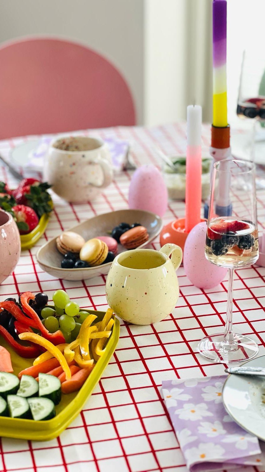 Happy Friday ihr Lieben🌷
Wir hoffen euch geht’s gut🤗
Gestern ließ das Wetter hier im Norden zu wünschen übrig. Uns macht es, aber nichts. Wir haben es uns,wie immer, Zuhause gemütlich gemacht. Kochen und gemeinsam essen gehört einfach dazu. Es gab Zucchini-Feta-Bällchen, selbstgemachte Dips, Crostinis und Gemüse Sticks.
Als Helfer nutzen wir die vielseitigen Produkte von @robertauer_com Wir nutzen sehr gerne die Vorrats-und Stückwarebehälter und die bunten Messlöffel sind auch ständig im Einsatz. Das Coole ist, dass die Stückwarebehälter auch als Tablett genutzt werden können, so dass man kein zusätzliches Geschirr benötigt.
Die Clip-Boxen, die übrigens die Lebensmittel lange frischhalten, machen wir auch einfach nur auf und stellen sie so auf den Tisch.
Die Produkte sind langlebig und qualitativ hochwertig. Sie werden nachhaltig und ressourcenschonend in Deutschland produziert.
Wenn ihr euch überzeugen möchtet, könnt ihr mit unserem Code „twinflair20“ bis zum
31.03.2024 20% Rabatt auf die Produkte bekommen. Schaut einfach auf @robertauer_com vorbei🤍Es lohnt sich.
#dinner #küchenhelfer #fingerfood #tablesetting #küchenprodukte #kitchenstyle #küche #snacks #kitchenstories #familytime #dinnertime #interior #colorfulinterior #colorfulhome #colorfulvibes #goodvibes #interiorandhome #interiorandliving #myhome #mycozyhome #wohnideen #rezepte
.
.
.
Werbung|Kooperation