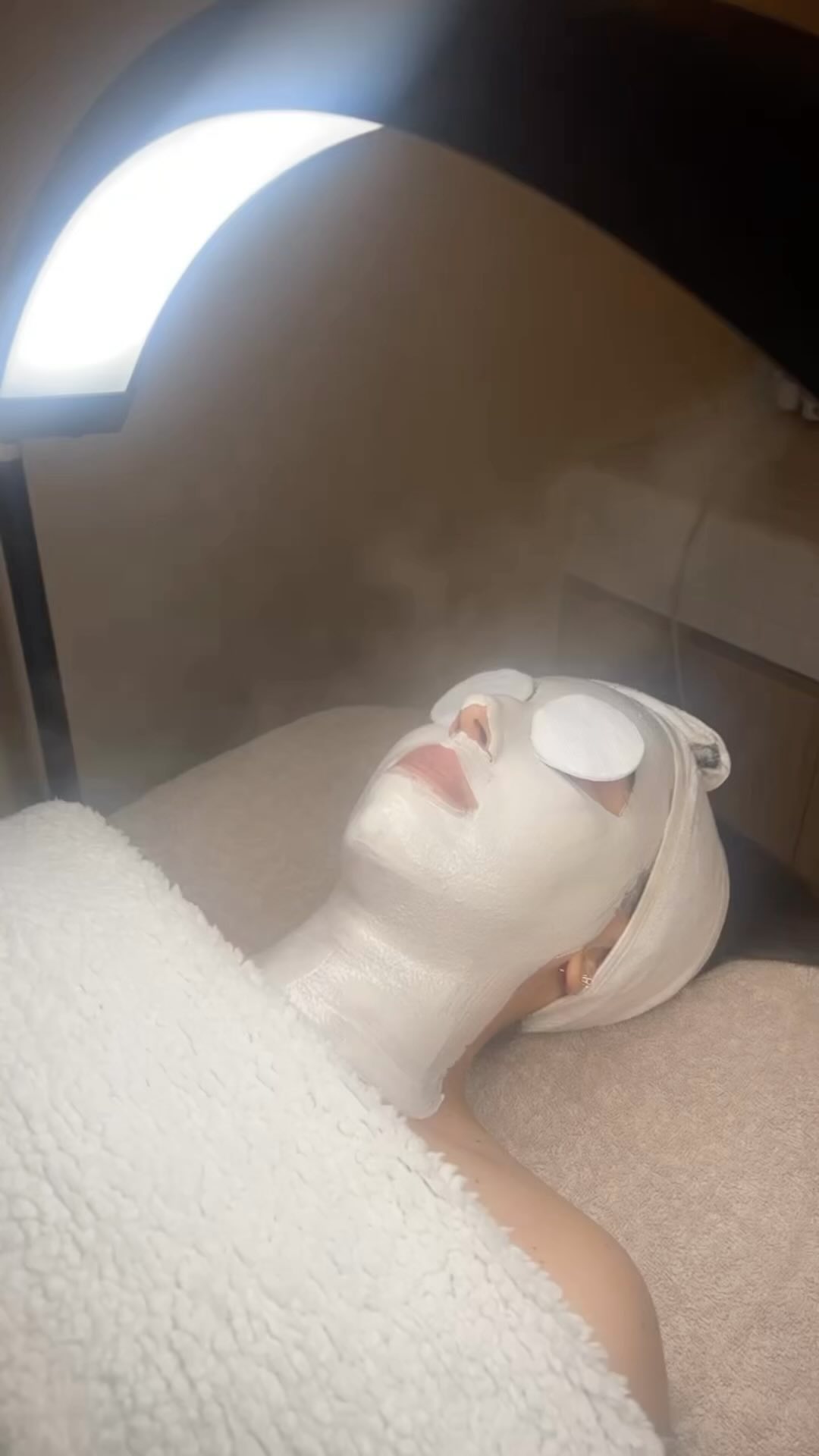 Let the steam work its magic ✨
The steamer opens up pores, helping to deeply cleanse, hydrate and soften your skin for better absorption of products.
#holisticbeauty #essendonfacials #melbournefacials #skinwellness #kokoshbeautyskinwellness #selfcare