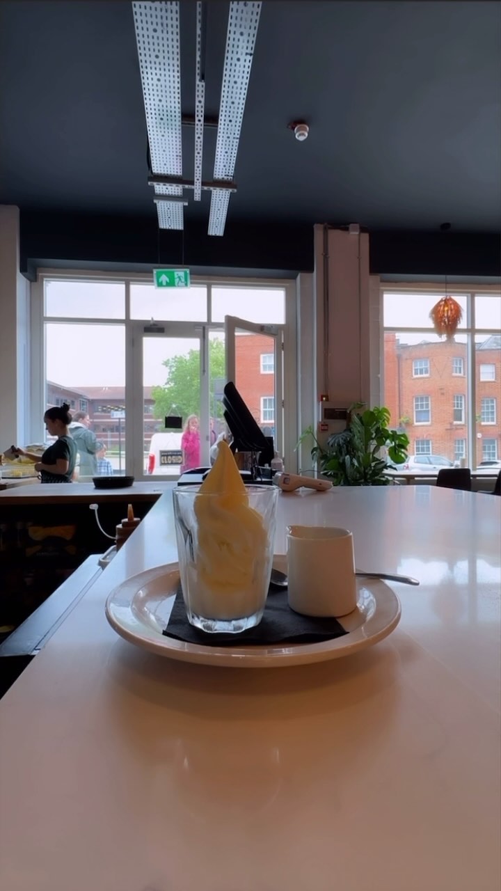 Our affogato with soft serve vanilla ice cream and a shot of espresso. A perfect finish to the meal? 💚🍦☕️
#maidenhead #restaurant #food #sauceandflour #fresh #delicious #pasta #coffee #softserve #icecream #affogato #dessert