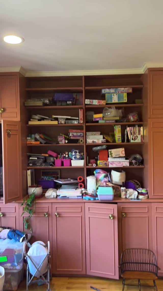 Before: Creative Chaos. After: Organized Inspiration!
We recently tackled a kids’ art area that was bursting with creativity—but also clutter! With the help of opaque bins (goodbye visual mess ), we created a clean, functional system where everything has a home.
🖍️ Markers? Sorted.
📦 Papers? Contained.
🎨 Paints + brushes? Tucked away but ready for magic.
Now, this space inspires creativity without the chaos.
Because organized doesn’t have to mean boring—just better!
#ProfessionalOrganizer #KidsArtSpace #OrganizedKids #Decluttered #EverythingInItsPlace #CalmNotChaos #TidySpacesHappyFaces #mainlinemoms #organizedlife #organizedhome #mainline