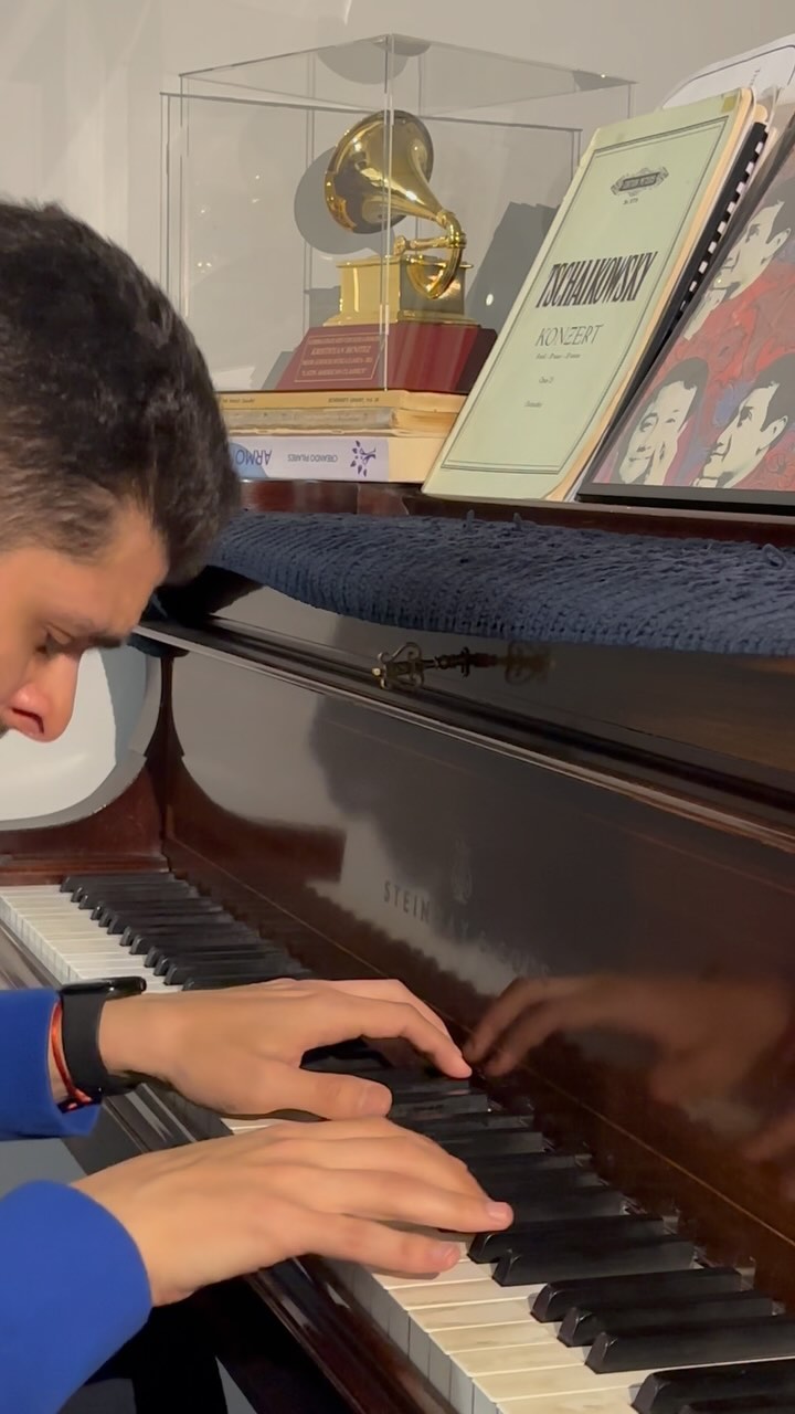 “No me gusta la música sin una bella melodía. No la entiendo. Eso no es música. Que me perdonen los compositores de vanguardia”, dijo alguna vez el compositor Carlos Guastavino.
Aquí una muestra de una de sus obras más conocidas “Bailecito” que formará parte de Latin American Classics Vol. II
#PianoMan #ComingSoon #LatinAmericanClassics #piano #music