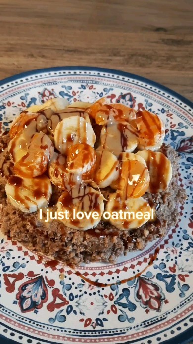 You can drizzle some tahini and sweet pomegranate syrup to your oatmeal and call it Eastern Mediterranean inspired I guess?
Also if you having this for lunch or dinner, PLEASE USE A FLAT PLATE! So you can feel like you're having some fancy meal 💅.
#cornedor #thebettermediterraneanpantry #pomegranatemolasses #pomegranatesyrup #sweetpomegranatesyrup #london #londonfood #uk #ukfood #smallbusiness #food #cooking #middleeasternfood #mediterraneanfood #mediterranean #mediterraneandiet #oats #oatmeal not your #oatmealbowl but your #oatmealflatplate #tahini