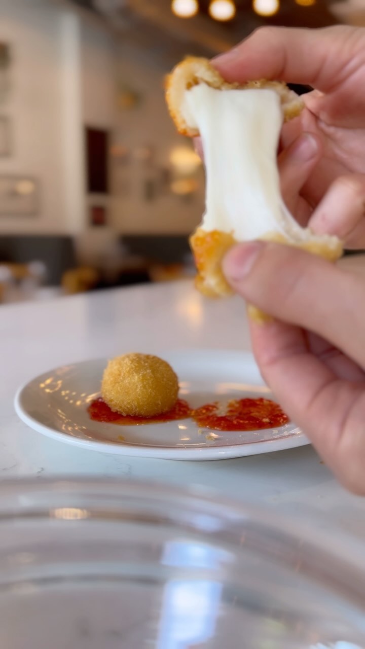 New item on the menu! Fried mozzarella with sweet chilli jam 💥 A must try on your next visit!
#Cheese #mozzarella #chilli #homemade #carrozza #delicious #food #maidenhead #tasty #sauceandflour