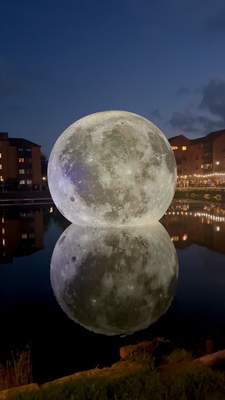 Such an incredible night at the special Full Moon market tonight at Bridgwater docks. The whole area was packed with happy smiling people enjoying this incredible artwork.
A huge thank you to everyone who came along to support us, to Stevie for providing some music and to all our amazing traders. 🙌
Bridgwater you were amazing, The Fallen Moon by @lukejerramartist looked absolutely spectacular floating on the water while the Harvest Moon shone bright in the sky! ! 👏👏
#bridgwater #foodgoodscommunity #lukejerram #art #fallenmoon #somersetmarkets #somersetbusiness