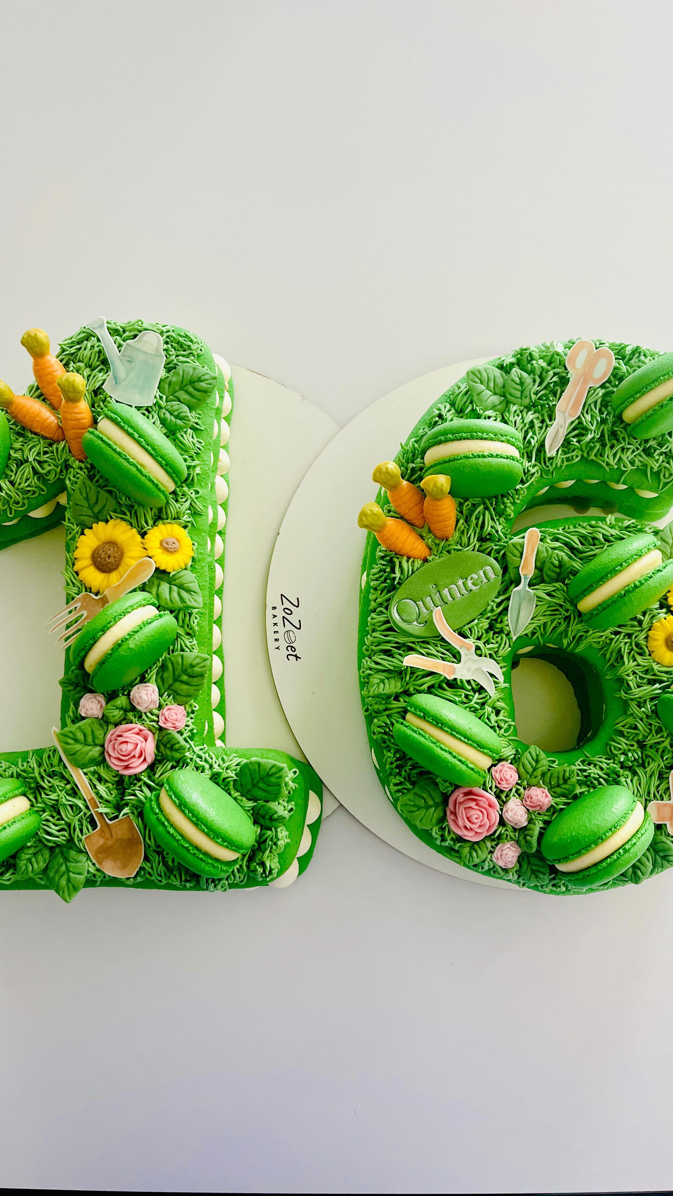 ✨Een feestje op je bord✨
Quinten werd 16 en studeert tuinaanleg. Of ik een macarontaart in dat thema kon maken? Met héél veel plezier natuurlijk! 🎉
Het werden twee cijfers in macaron, de ene gevuld met framboos en de andere met limoen. Aan het decoreren heb ik heel veel plezier gehad, want ik vind een nieuw thema altijd heerlijk 🥰
In welk origineel thema zou jij wel eens een taart willen? Laat het me weten in de comments! ⬇️