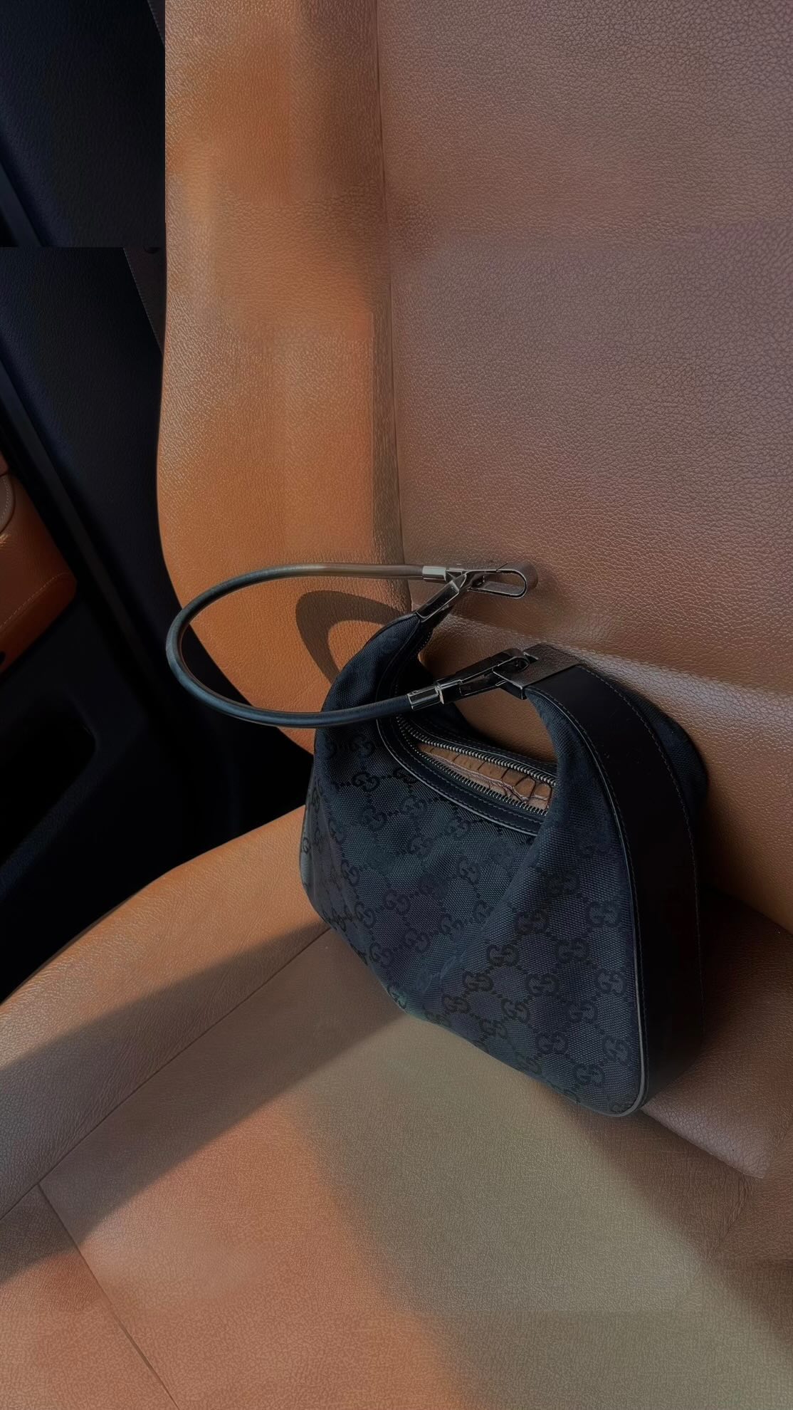 A little vintage Gucci moment 👜
#vintagegucci #gucci #guccibag #90s #90sfashion #90sgucci #90sstyle #vintageguccibag #vintagebag #luxuryunboxing #blackwomeninluxury #softlife #spoilyourself #celineava #pradareedition #tomfordgucci #guccitomford #vintagestyle #vintageunboxing