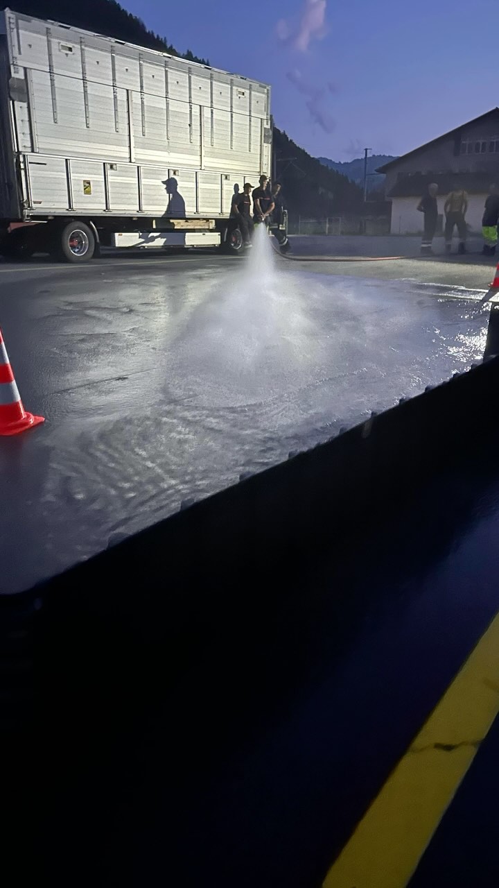 Abendliche Demonstration in Boltigen: Unsere mobilen Hochwasserschutzlösungen haben in der Praxis überzeugt! Rund 50 Feuerwehrfrauen und -männer konnten sich von der Effizienz und Einfachheit unserer Wassersperren überzeugen. Ein grosses Dankeschön für das Interesse an unseren innovativen Produkten und unserer Expertise im Hochwasserschutz.
Gemeinsam schaffen wir Sicherheit! vogt tools 👍🏼😉🚀
#Hochwasserschutz #Feuerwehr #VogtTools #Wassersperren #Effizienz #Expertise #Sicherheit #InnovativeTechnik #Katastrophenschutz #Boltigen #Einsatzvorbereitung #TechnologieImEinsatz #Prävention #Erfahrung #Schutzlösungen #Feuerwehrteam #SchutzvorHochwasser #Abenddemo #Einsatzmittel #Praxisnah