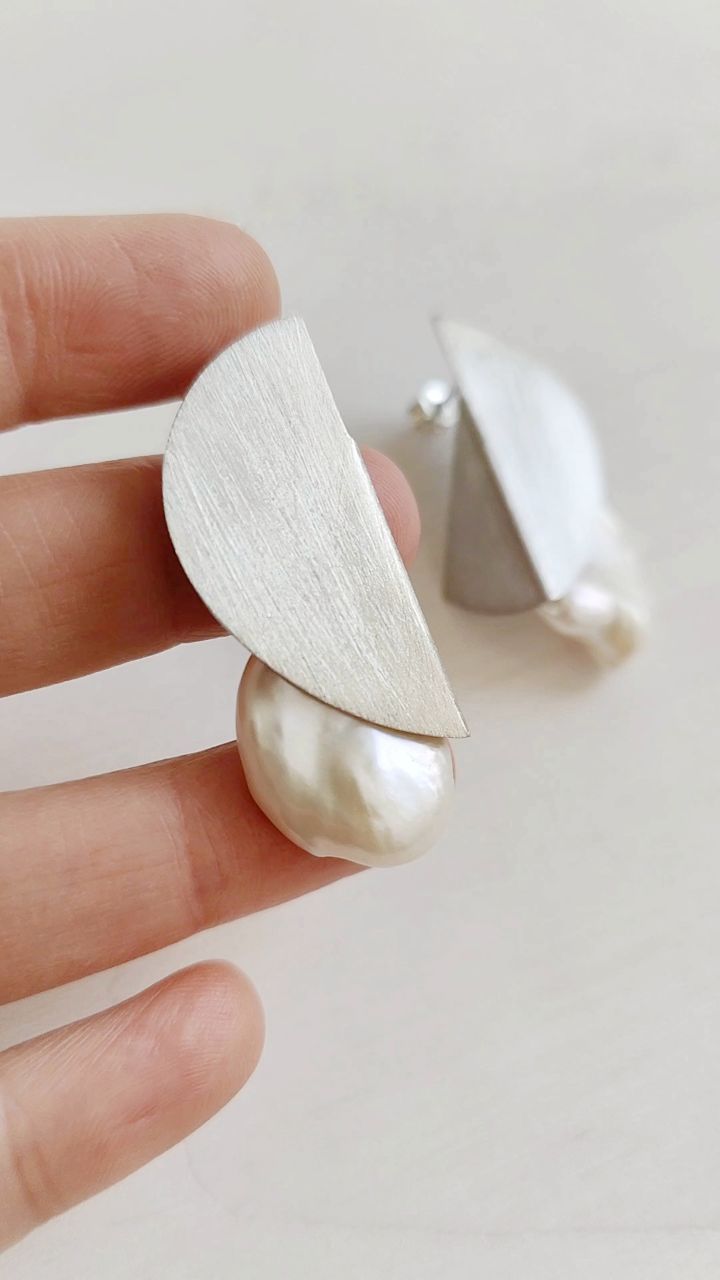 _ Look who is having a comeback _
This piece, probably the most requested one have also been a challenge for me. Easy as it seems, but not all pearls can do the work here!
Guess what? I've been able to put my hands on a couple and these beauties are probably making a comeback!
Follow for more as I will post a mini video in the coming days to show you the earring in more details.
_ sterling silver _ freshwater pears _ handmade in studio _
#handmadejewelry #jewelryofinstagram
#pearljewelry
#earringsoftheday #jewelry #jewelrydesign #jewelryoftheday #pearlearrings