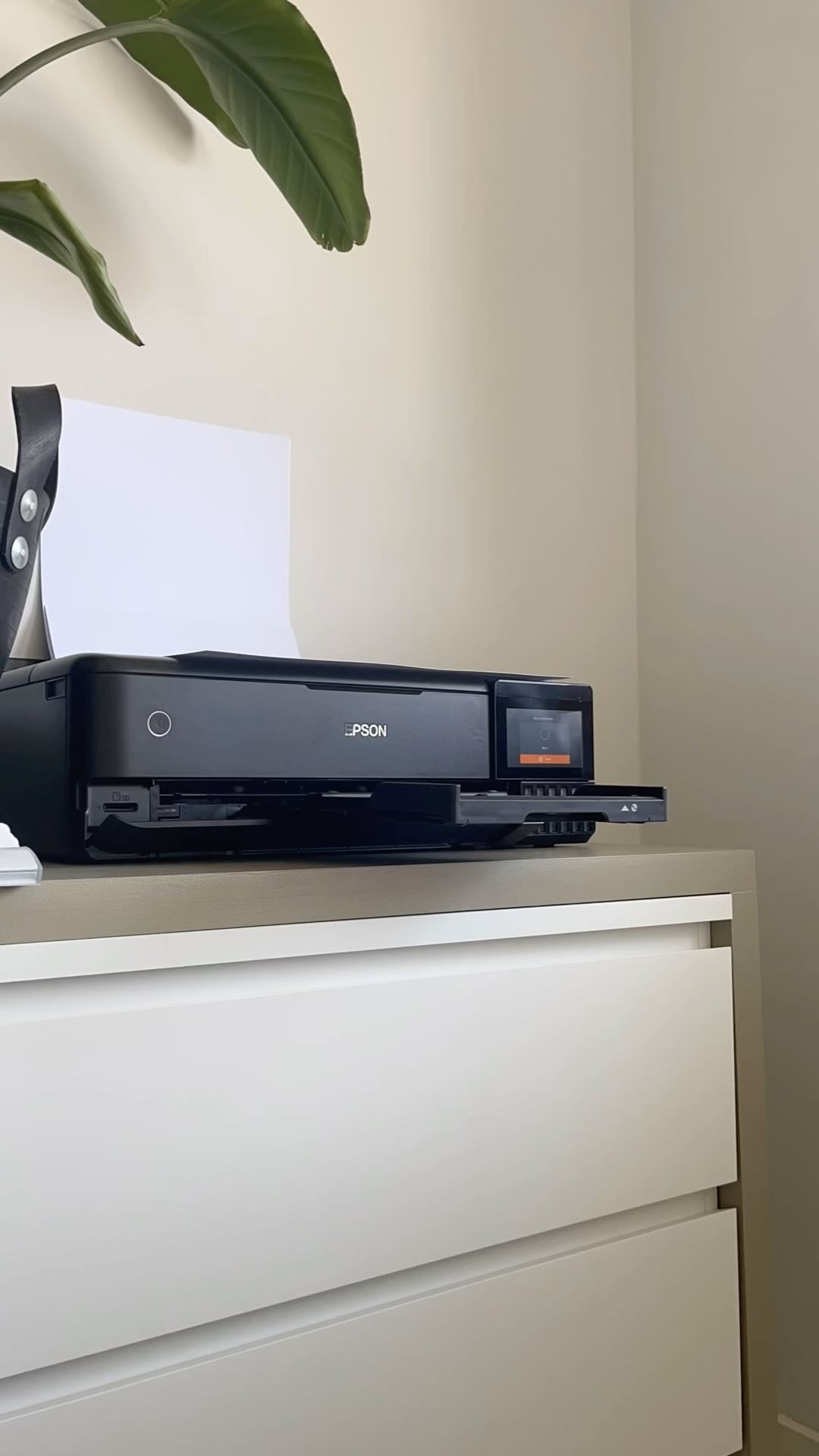 🖨️ Sinds deze nieuwe printer ben ik niet meer wekelijks inktcartridges aan het vervangen! En dat bespaart mij heel veel tijd en frustratie. In het filmpje mijn ervaring van mijn “nieuwe” printer van Epson die ik alweer een half jaar lang in gebruik heb.
Dag inktcartridges! 👋🏻 Hallo inkttanks! ♥️ * ik zet al mijn printopdrachten wel op kwaliteit best anders vind ik de kwaliteit voor mijn werk niet voldoende.