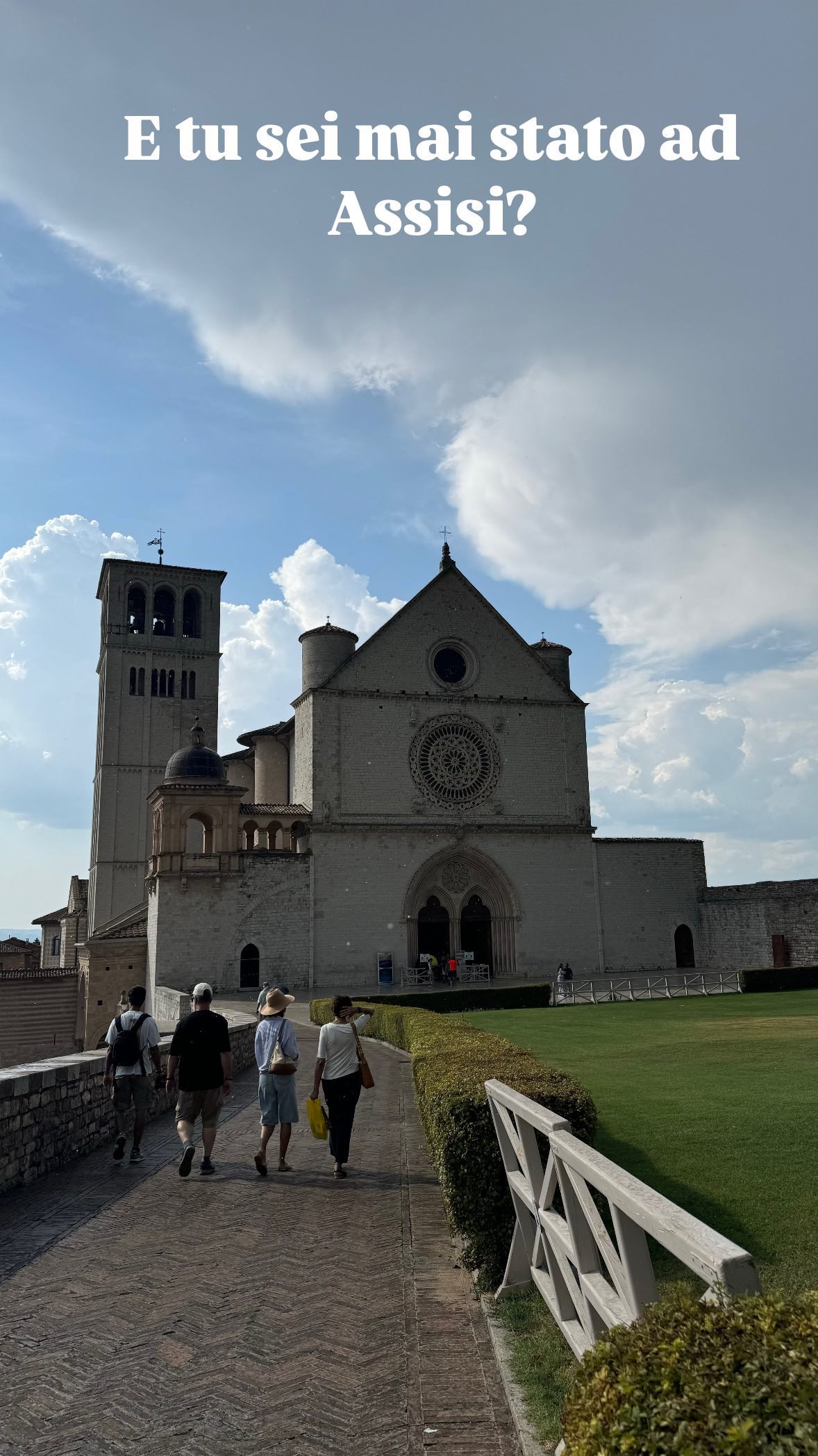 Chi di voi non vorrebbe passeggiare tra questi vicoli stupendi? 🤩
Assisi, oltre alla sua famosissima Basilica, offre la possibilità di girare a piedi in un borgo fortificato costruito a terrazze.
🏰 Se non sai dove concludere la visita della città allora il consiglio è di andare alla Rocca Maggiore. Qui potrai godere dello splendido panorama offerto dalla Valle Umbra e persino di Perugia e Spoleto.
🏨 Dove dormire?
Noi siamo stati all’Albergo La Rocca, in ottima posizione a pochi minuti a piedi dal Duomo e dalla piazza del comune.
E voi ci siete mai stati? 🗺️
Assisi Umbria Viaggi Italia
Borghi italiani Consigli
#umbriaitaly #luoghidavisitare
#consiglidiviaggio #assisi #postidavedere #cosavisitare
#visitassisi #sanfrancesco #umbria
#visitumbria
#travelblogger