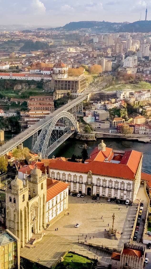 🇵🇹
Flying from @grahams_port Porto, Portugal.
Stunning views from this historical city.
Shot on the DJI Mavic Pro 2 Hasselblad & @tiffencompany 3 stop ND/PL filter.
•
#Porto #portugal #dronegear #Tiffen #dji #dronelife #aerial #cinematography #aerial #travel #beautifuldestinations #wonderful_places