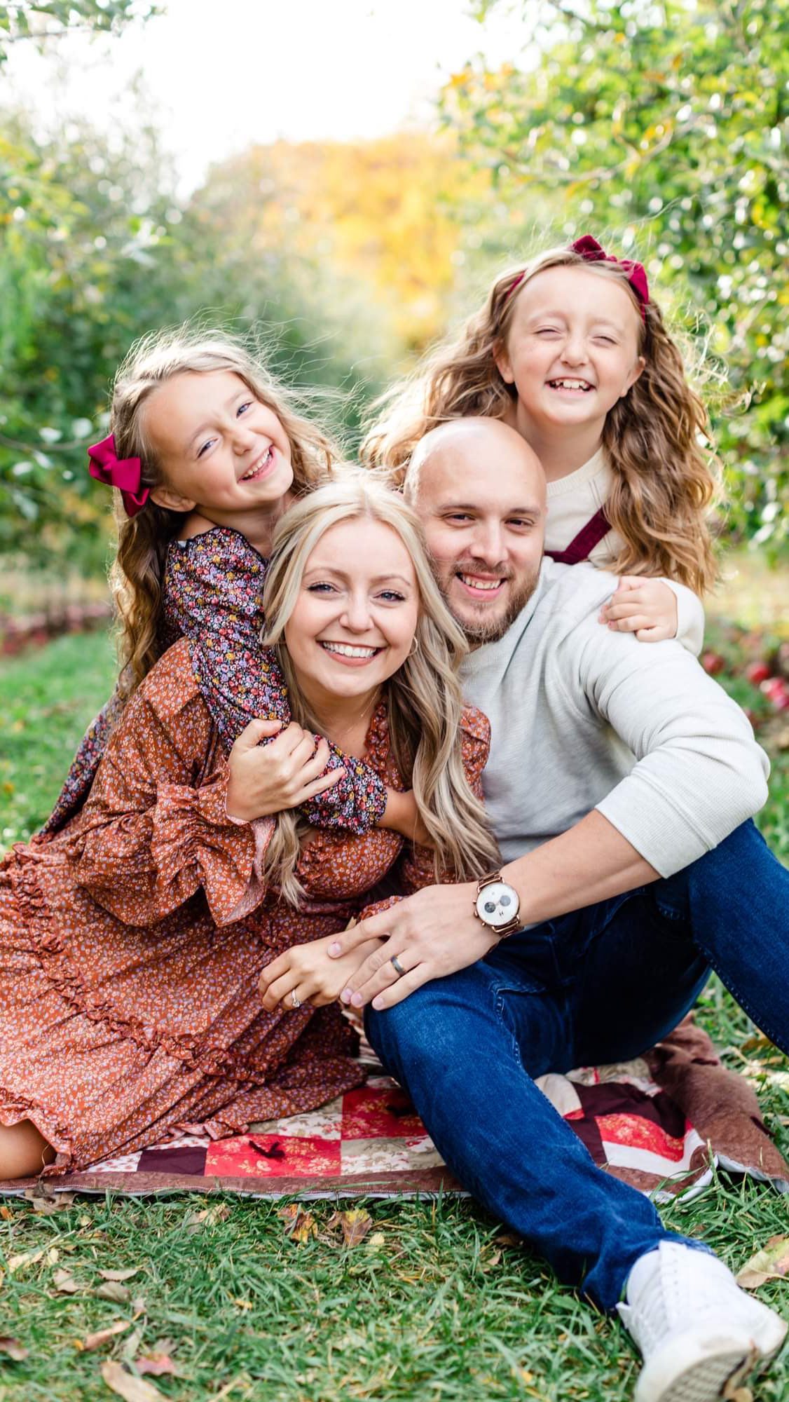 A beautiful day at the orchard with this beautiful family! 📸 🍎
#nrs #nrsphoto #nrsphotography #photographerreels #familyphotos #fallfamilyphotoshoot #centralillinoisphotographer #illinoisphotographer #curtisorchard #curtisorchardandpumpkinpatch #applepicking
