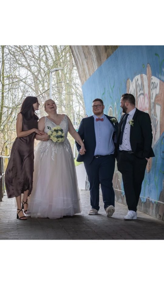 Die Hochzeitsreportage - mehr als nur eine Fotoserie!
Sie ist eure Liebesgeschichte, in Bildern erzählt. Von den ersten Momenten der Vorbereitung bis hin zu den vielen Höhepunkte, die es an eurem Hochzeitstag gibt.
Denn wenn ihr euch eure wundervollen Bilder anschaut, könnt ihr die Torte wieder schmecken, die Blumen wieder riechen und die Liebe wieder fühlen.
#hochzeitsmagie
#hochzeitsfloristik
#hochzeitfotografnähemünchen
#Hochzeitsdienstleister
#hochzeitsreportagemünchen
#hochzeitsreportage
#brautpaarshooting
#brautkleid
#hochzeitfotografmünchen
#hochzeitsbilder