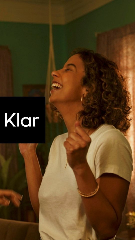 Gathering with the client for a brainstorming session can yield incredibly productive results. That's exactly what happened when we collaborated with Klar—a credit card company on a mission to democratize financial services for those facing credit access challenges—in 2022. We were invited by the rockstar strategists, Joss Díaz and Pamela Soria, to join forces with Landia.
In short, we convened with Klar's CMO at a co-working space. Over coffee and sandwiches, and some hours of chatting, we delved into understanding the client's vision, leaving the room with a clear strategy and nearly finalized creative concept for the campaign.
Not every project requires a lengthy process, months of planning, or numerous rounds of creative presentations. Sometimes, simplicity and efficiency are key. This is precisely what we achieved with Klar and Landia—the power of being flexible.