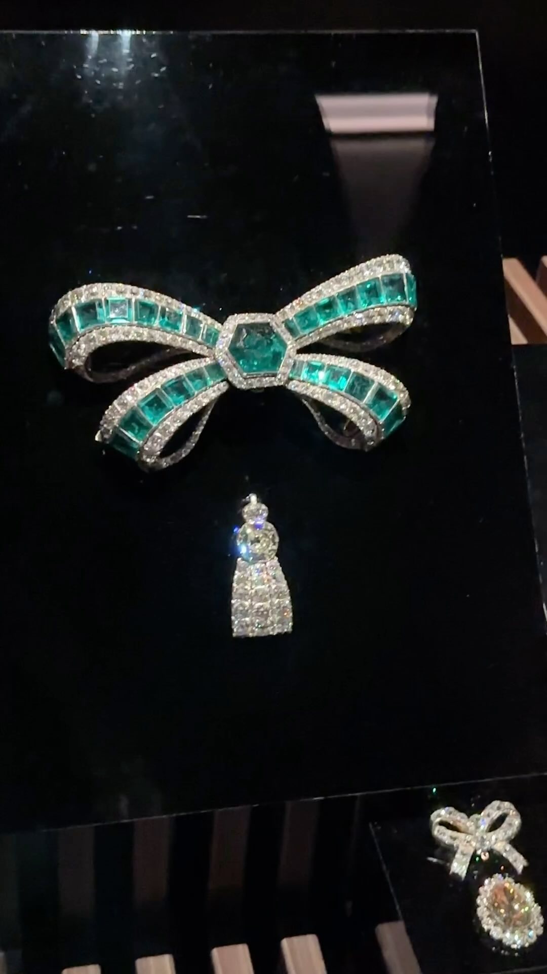 Did u know each remarkable piece of Royal 👸🏻
Treasure Museum in the Ajuda National Palace bears witness to Portugal’s history as a kingdom, which was built up over almost nine centuries? #lisbon #royaltreasures #jva
Belonged to D. Maria Bárbara of Bragança (1711-1758), queen of Spain, daughter of D. João V, who bequeathed it in her will to her niece, infanta D. Maria Ana
(1736-1813), sister of queen D. Maria I
31 high-quality Colombian emeralds, with a total weight of about 301 carats, the largest weighing circa 48 carats.
The largest diamond in the pendant weighs aproximately 24 carats,
The largest diamond weighs approximately 24 carats 💎