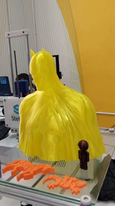 🌟 Você já ouviu falar sobre impressão 3D?
Essa tecnologia incrível cria objetos tridimensionais, camada por camada, a partir de um modelo digital.
A impressão 3D está transformando diversos setores, possibilitando a produção de tudo, desde joias e peças de máquinas, até alimentos!
Se você quer saber mais, confira a programação de cursos das Naves do Conhecimento do Engenhão, Penha e Nova Brasília ou visite a Nave do Engenhão, onde tem uma área dedicada à impressão 3D. Venha explorar essa inovação com a gente! 💡