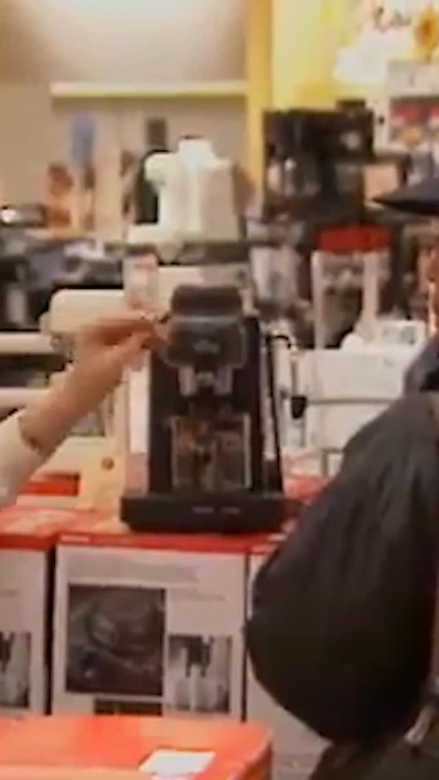 🚨 VIDEO COMPLETO EN MI CANAL (Link en mi perfil)
Hubo un tiempo en el que los centros comerciales eran verdaderos templos del consumo 🛍🏛, espacios donde miles de personas vivían momentos cotidianos y significativos.
👨👩👧👦 Familias enteras paseando un domingo,
💑 adolescentes alistándose para su primera cita,
🍦 o amigos disfrutando de un helado en la plaza de comidas.
Hoy, esos mismos pasillos que antes rebosaban de vida se han vuelto lugares silenciosos 🏚 en muchas ciudades de Estados Unidos.
Sin embargo, en América Latina 🌎, los Centros Comerciales parecen vivir su mejor momento.
Lejos de estar en decadencia, en muchas ciudades los malls siguen en auge 🚀, lo que nos lleva a preguntarnos:
👉 ¿realmente el mall está viviendo sus últimos días?
👉 ¿cómo es que en el país que los vio nacer el modelo parece estar fracasando, mientras que en Latinoamérica se fortalecen cada vez más? 🤔
#Urbanismo #CentrosComerciales #HistoriaDelMall #CiudadesQueCambian #EspaciosUrbanos #ConsumoYCiudad #MallLatinoamericano #TendenciasUrbanas #EspacioPublico #TransformacionUrbana #WawawiwaUrbanismo #DesarrolloUrbano