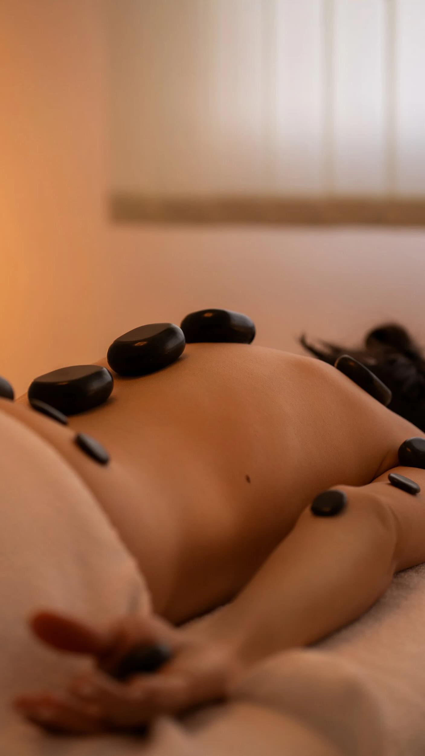 thérapie par les pierres - une méthode novatrice utilisant les sons naturels des pierres pour atteindre l’harmonie et la relaxation. Cette expérience étonnante combine l’énergie naturelle des pierres et la méditation thérapeutique, vous plongeant dans un état de tranquillité. Essayez la thérapie par les pierres et retrouvez la paix intérieure, dans les bras apaisants de la nature.
Pendant que vous vous détendez avec des pierres, Alexandru vous fait un massage des pieds ☺️
#massage #massagetherapist #relaxation #massagefribourg #fribourgregion #selfcare #fribourgeois #massageswitzerland #alexmodvala #fribourg #swissmassage #stounterapy