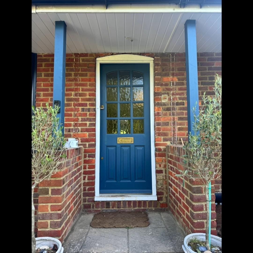 πͺ Swipe to witness the transformation! Featuring a stunning new Hallmark composite front door with an Anthracite grey frame and mouse grey door slab, all perfectly accented with Hardex bronze hardware. A true before and after masterpiece! π€β¨ #HomeUpgrade #DoorMakeover