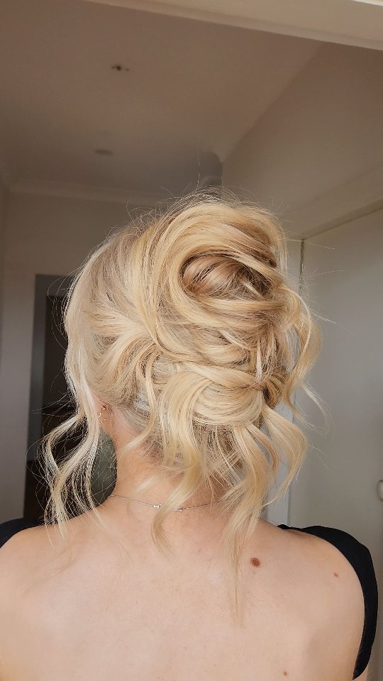 Had the best time creating this dream upstyle 😍
Loving the Pam Anderson vibes it gives
@sarah.guyy
#upstyles #weddinghairstyle #sutherlandshiremums #sutherlandshirebusiness #sutherlandshiresmallbusiness #sutherlandshire #weddinghairideas #kimkhair #messyupdo #bohoupdo #bohostyle #beachyhair