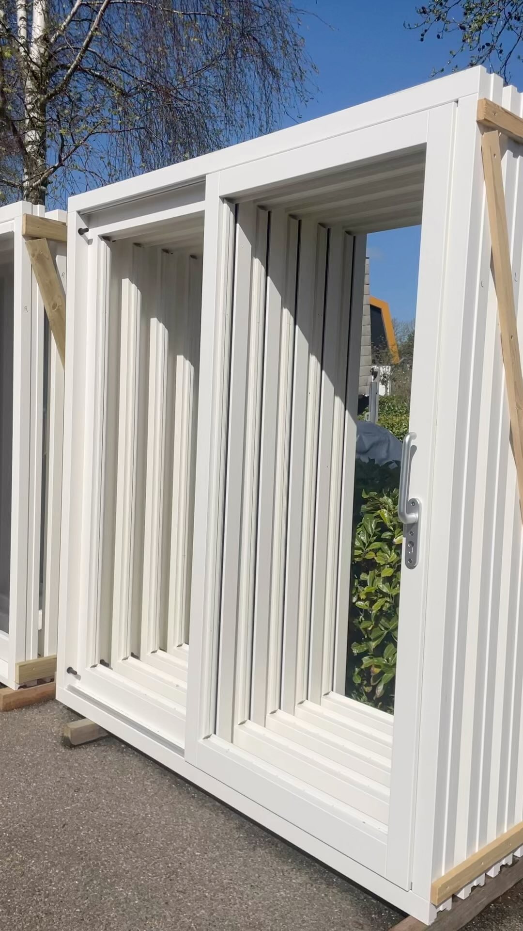 Het zonnetje schijnt, dus de deur kan weer open!😍
Onze schuifpuien zijn voorzien van een hefschuif systeem, waardoor de deur extra makkelijk schuift. De kozijnen staan in diverse maten op voorraad en zijn direct af te halen. Kijk voor meer informatie op onze website.
#schuifpui #kozijn #aanbouw #verbouwen #bouwen #wooninspiratie #wonen