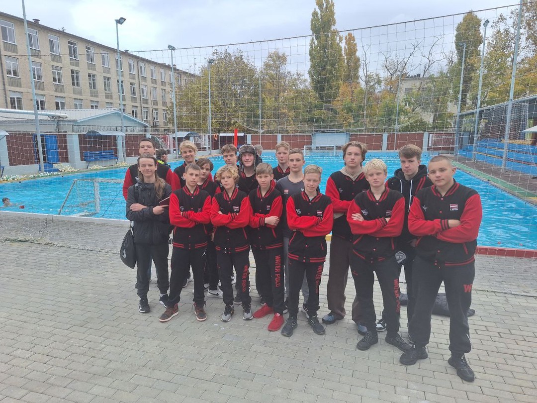 Mūsu U-14 ūdenspolo spēlētāji aizvadīja nedēļu ilgu treniņnometni Kišiņevā, Moldovā. Viņi gatavojojas Ziemeļvalstu čempionātam U-15 vecuma grupā, kas notiks novembra beigās Stokholmā, Zviedrijā. Mūsu sportisti ir kļuvuši vēl spēcīgāki, tehniskāki, kā arī vēl drosmīgāki un pieredzējušāki. Ceram, ka viņi varēs uzrādīt labus rezultātus, neskatoties uz vecuma starpību. Uz priekšu, Latvijas ūdenspolo! Lai top! 🤽🏼♂
