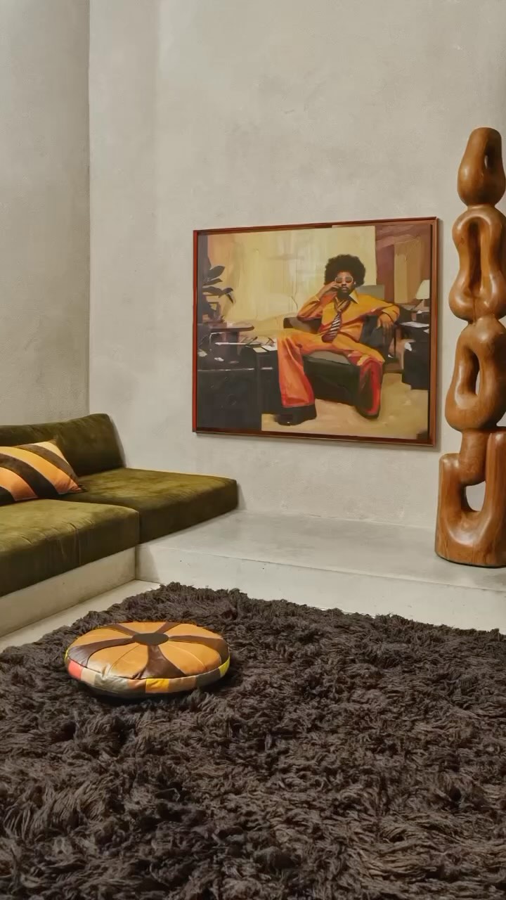 NEW CLIENT
———————
//HK LIVING NEWS//
Nous sommes ravis de vous dévoiler les nouveautés de notre nouveau client à la créativité débordante…
« UNFORGETTABLE 1970S SPIRIT », un esprit 100% seventies pour cette capsule estivale d’HK Living qui vient enrichir de pépites sa joyeuse collection 23/24. Un design sans compromis, instinctif, à la fois rétro, audacieux et des pièces iconiques qui nous transportent entre le brutalisme avant-gardiste du modernisme brésilien et l’esprit hollywoodien festif des années 70. Lors de la conception de cette collection, les designers d’HK Living ont remonté le temps en scrutant attentivement le meilleur du vintage. Le résultat : un style artisanal ultra-rétro, des objets funky aux tons de jaune généreux, d’orange et de marron chaleureux. Une histoire d’un passé qui se conjugue au présent imprégné de nostalgie positive qui se caractérise par le meilleur de cette période : du mobilier et des luminaires iconiques, une collection d’art de la table en céramiques aux reliefs et coloris audacieux, des motifs floraux, des textures moelleuses, des matières brutes authentiques et des finitions raffinées.
#homedecor #decoration #faitmain #handcrafted #design #furniture #hkliving #nouvellecollection #retrovibes #newcollection #70svibe #deco #decorationdinterieur #dutchdesign #hklivingproducts #homedecor #instadecoration #interiordesign #homeaccessories #nouvellecollection #70svibes #ceramics #artdelatable #table #handcrafted
@hkliving @beau_agency #vkbpr #rp #pressrelation #influence