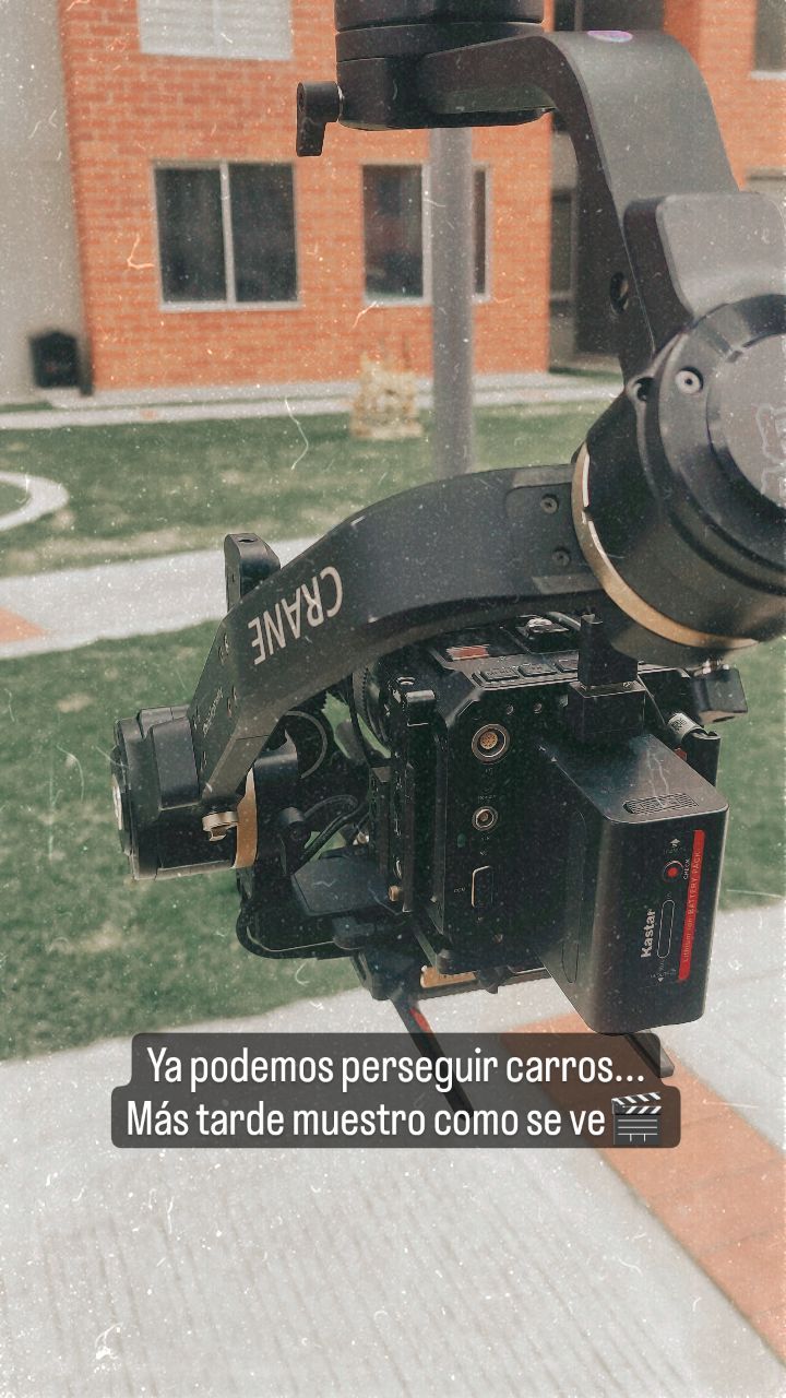 Probamos un simple pero eficiente soporte para filmar en movimiento, por ahora solo funciona en asfalto. #videoscorporativos
#empresascolombianas
#marketingdigital