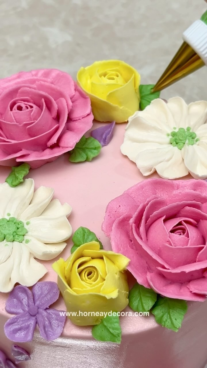 Me encanta hacer flores de buttercream 😍
#buttercream #buttercreamflowers #buttercreamcake #mothersdaycake #birthdaycake