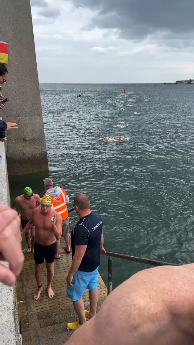 Men’s finish - Sandycove SC The Eddie Heron and John McCarthy Cups, June 8th
#sandycovesc #leinsteropensea #seaswimmingireland