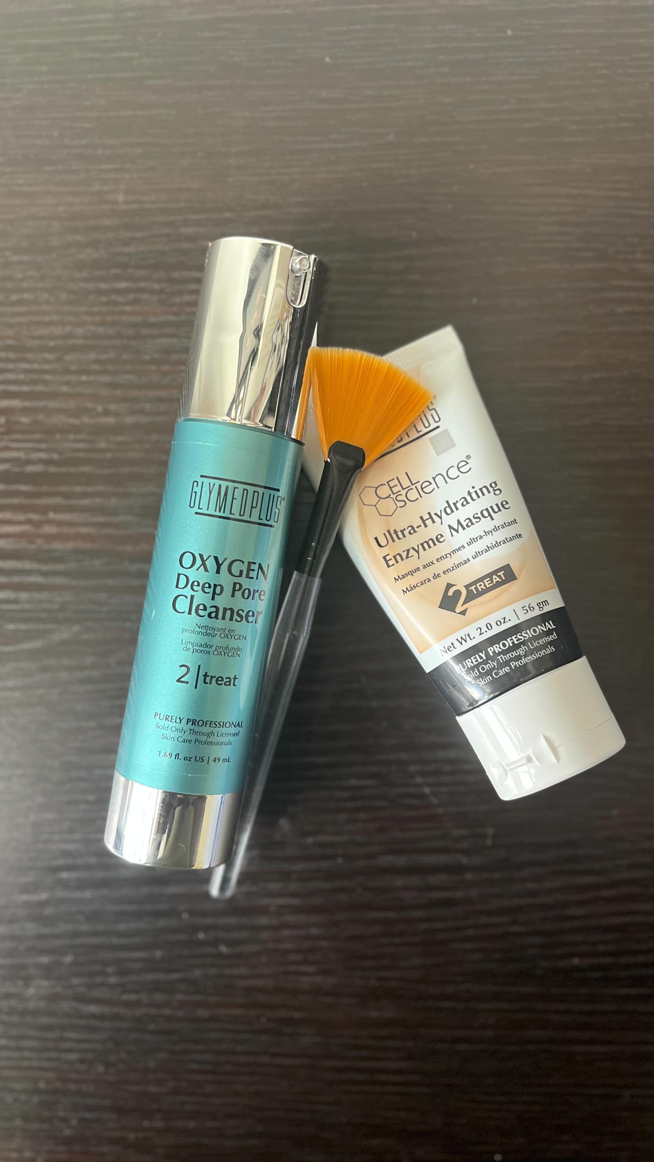 Cocktail anyone?! 🍸
Cocktailing products is the best way to target multiple skin conditions at once! Our cocktail today consists of @glymedplus ultra-hydrating enzyme masque and oxygen deep pore cleanser. Providing gentle exfoliation, hydration, and deep pore cleansing – lackluster and congested skin don’t stand a chance! ✨
We also used the @biotherapeutic bt-micro to help extract some stubborn whiteheads ⚡️
#brooklynesthetician #estheticianlife #biotherapeutic #glymedplus #nycesthetician #blackesthetician #blackgirlmagic #womeninbusiness #facials #skincare #esthetics #exfoliateyourskin #healthyskin