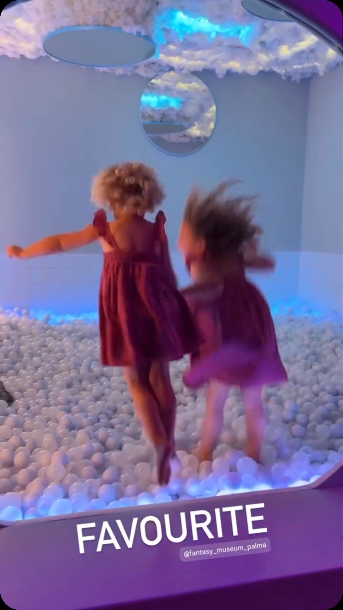 After a long and sunny beach day a ball pool afternoon is the best choice at Fantasy Museum Palma 🌴
#familytime #funtime #fantasymuseumpalma #coldplace❄ #hotsummerdays #citytime #plazamayor #palmademallorca #familymuseum