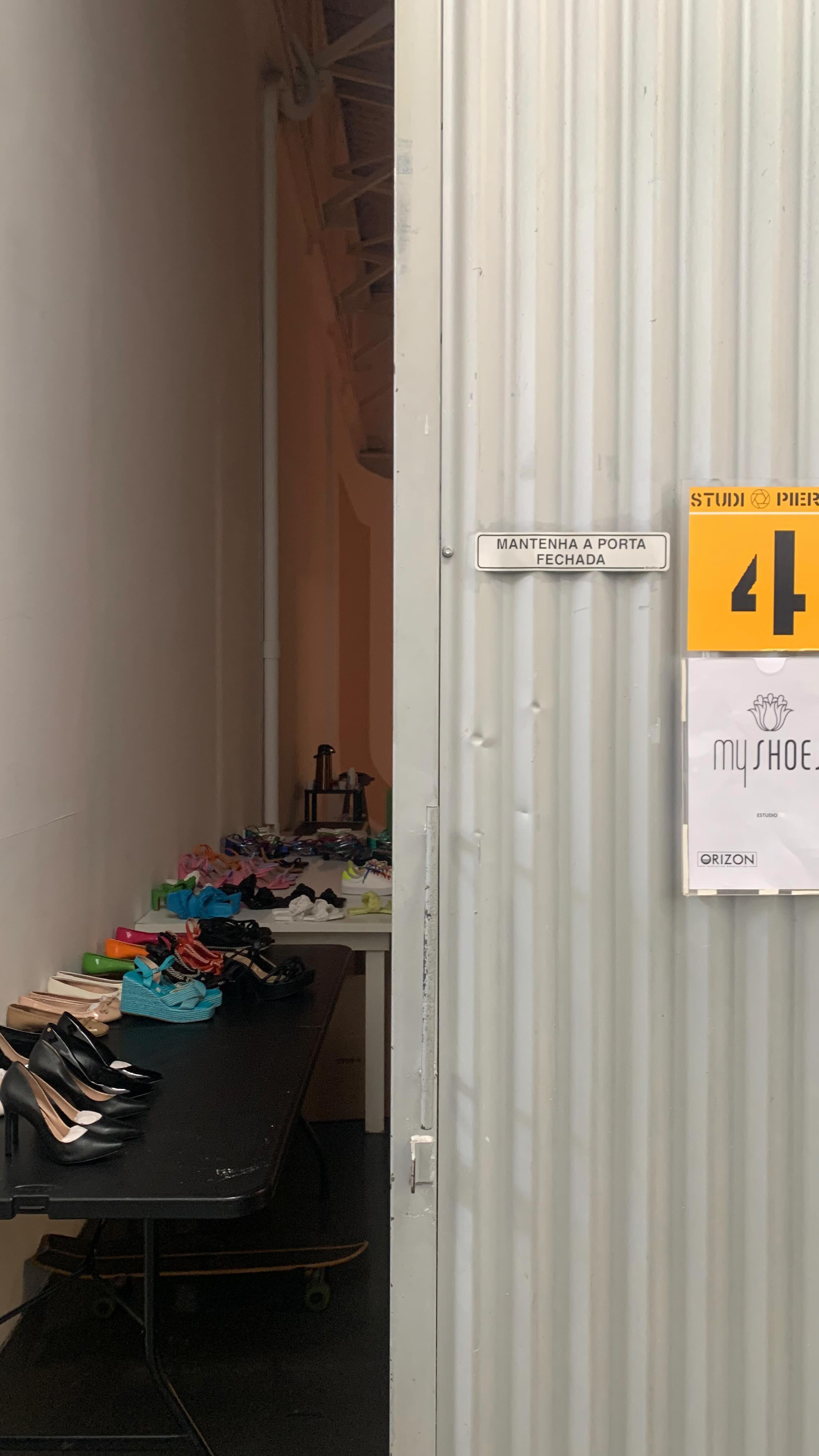 Backstage da semana passada com essa equipe show! Nós A M A M O S dia de foto por aqui!
Em breve o resultado no instagram da @myshoesoficial \o/
foto @xicobunyestudio
prod. executiva @orizonproductions
styling @santosisabela e @renanqr
modelos @inaeteodoro e @santosisabela
beauty @rafaellacrepaldi
estudio @studiopier88
team @myshoesoficial : @fernandacor @marifkirst
direção criativa @designporduas aka nós!
#direcaodearte #artdirection #shooting #shoes #sapatos #colors #moodboard #direcaocriativa #backstage #design #adcampaign