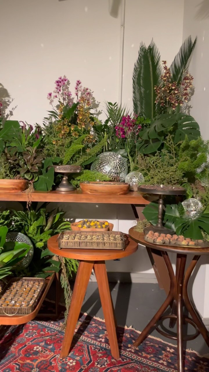 O antes e depois desse final de semana no @espacoaroo para o João e o André ♥️
Serviços: sonorização, rider de banda e djs, iluminação cênica e iluminação de pista.
Assessoria @amoraassessoria
Banda cerimônia e coquetel @grupobie
Bar @brothersbarsp
Bem-casados @anacristinabemcasados
Bloco @cornuscopia.desvairada
Decoração @cristinaflordecor
DJ @dj_paulaz e @transpiratranspira
Doces @blempadaria e @petitefleurpatisserie
Espaço @espacoaroo
Foto @canvasatelie
Gastronomia @buffetarquitetandopaladar
Gerador @primegeradores
Identidade visual @estudiopinus
Performance Drag @afropaty
Projeto Luminotécnico @luzco_
Som e iluminação @mdeventosproducoes
Trajes Noivos @highstil_oficial e @handredstudio
Vídeo @brunozakarewicz