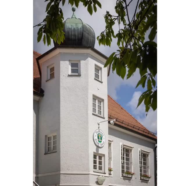 Müssen wir eine Fotografin den ganzen Tag buchen?
Was, wenn wir gar keine Bilder von der Trauung wollen?
So viele Paare glauben, sie müssten eine ganztägige Hochzeitsreportage buchen - obwohl es gar nicht zu ihnen passt.
Vielleicht fühlt ihr euch während der Trauung beobachtet. Vielleicht wollt ihr den Moment nur für euch. Oder es ist euch einfach zu viel Trubel.
Wisst ihr was? Das ist völlig okay!
Denn die Magie passiert nicht nur im Standesamt - sondern vor allem auch danach.
Wenn ihr rauskommt und euch zum ersten Mal als Ehepaar anstrahlt. Wenn die Lieblingsmenschen euch umarmen, die Gläser klirren und Lachen durch die Luft fliegt. Wenn das Adrenalin langsam abfällt und echte Nähe entsteht.
Bei dieser Trauung war ich 'nur' beim Sektempfang und beim Paarshooting dabei - und durfte trotzdem so viele echte, persönliche und ungestellte Momente festhalten.
Es kommt nicht auf die Länge an, sondern auf das, was euch wichtig ist!
Mein Tipp: Überlegt euch gemeinsam:
➡️ Wann wollen wir Erinnerungen, die bleiben
➡️ Welche Momemte fühlen sich für uns echt an?
➡️ Wofür brauchen wir niemanden und wofür
wünschen wir uns ein geschultes Auge?
Und dann: Entscheidet mit dem Herzen!
Ich bin da, wenn ihr soweit seid. Halte genau das fest, was euch am wichtigsten ist.
🧡 Ihr plant gerade eure Hochzeit und seid noch unsicher, wie viel Begleitung ihr wirklich braucht?
📩 schreibt mir gern - ich beraten euch ehrlich und unverbindlich
#hochzeitsfotografmünchenumland
#hochzeitsfotografmünchen
#brautpaarshooting
#hochzeitsdienstleister
#weddingphotographermunich
#hochzeitsbilder
#hochzeitsdirndl
#brautdirndl
#weddingvibes❤️
#trachtenhochzeit