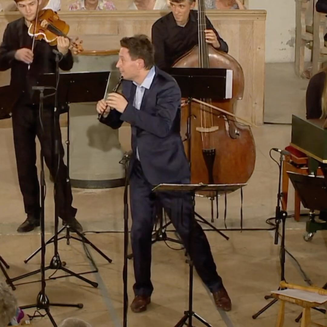 @mauricesteger am Freitag, 22. November 2024 um 19.30 Uhr im @casino_bern
Maurice Steger kehrt ins Casino Bern zurück als Solist und Partner der «Talentschmiede» der International @menuhinacademy (IMMA).
An diesem Konzert kommen die vielfältigen Talente von Maurice Steger ganz besonders zur Geltung: er begeistert das Ensemble als erfahrener Dozent und Pädagoge, lässt uns Teilhaben an seiner Kunst als charismatischer musikalischer Leiter und stilsicherer Programmgestalter und berührt uns einmal mehr als überragender Solist, der mit seiner raumfüllenden Aura seit Jahren ein staunendes und beglücktes Publikum auf der ganzen Welt verzaubert.
J. S. Bach
Konzerte für Blockflöte BWV 1053, 1060
A. Vivaldi
Konzert für Blockflöte «Il Gardellino», Konzert h Moll RV 580
F. Geminiani
Concerto grosso «La Folia»
Weitere Infos und Tickets:
www.meisterzyklus.ch
Videoquelle: YouTube, Maurice Steger (flûte) & Il Pomo d’Oro (extrait ‘Concerto per Flauto’) // Menuhin Gstaad Festival