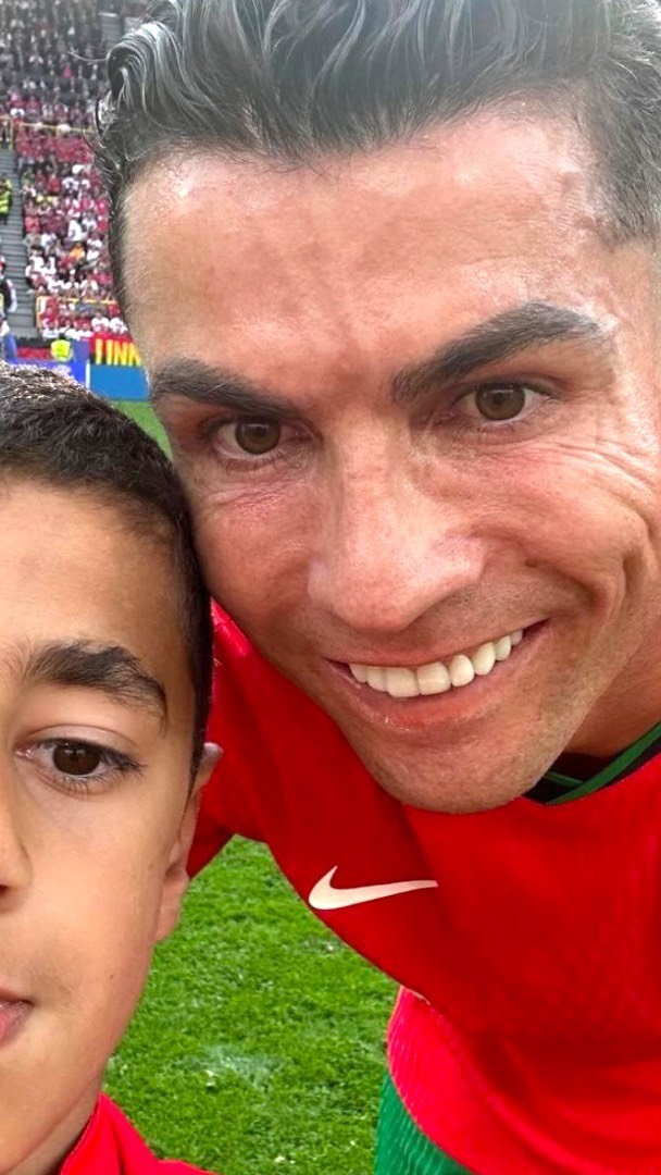 FOLLOW htcmemorabilia for more ✍🏼
Ronaldo pitch invader photo
#ronaldo #pitchinvasion #euros #trendingreels #viralsongs #reelitfeelit