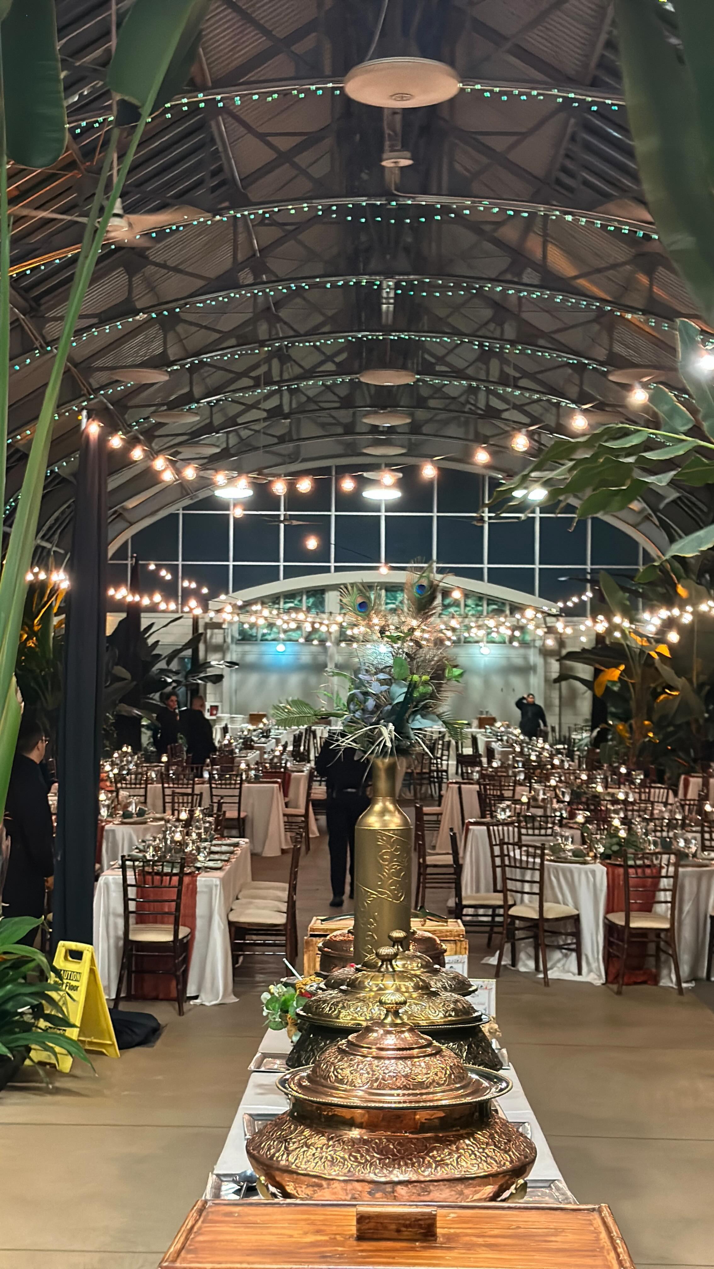 Groom Surprise Flash Mob Performance 🕺💃🪩
👰🏾♀️ @jesslynpatel
📝 @thebollywed @soniya2221 @agandhi23
📍 @chicago
🏩 @gpconservatory
💐 @satinchair
📸 @westrose_photoandfilm
🔊 @djillestdoitall
#reception #weddingplanner #chicago #weddingvenue #weddinginspiration #
#weddingstyle #surprise #flashmobs #groom #bride #brideandgroom #indianbride #gujju #patel #desi #weddingideas #dance #loveislove #weddingday #chicagowedding #chicagoweddingplanner