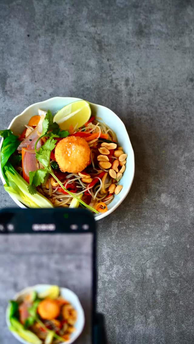 🥢 Asian Glass Noodle Salad with Colorful Vegetables– Vegan or with Crispy Egg 🍳🌱 Refreshing on Hot Summer Days ☀️
#glassnoodles #veganasianfood #veganrecepies #veganblogger #asianart #veganchef #veganstyle #veganblog #veganfoodlover #vegancuisine #asianlife #asianeats #vegan #asian #veganrecipes #veganlife #veganfoodporn #veganlifestyle #asiansalad #asiannoodlesalad #asianstylesalad #appetizersfordinner #healthyappetizers #appetizer #foodforflexitarians #ricenoodles #friedegg #perfectegg #summerfood