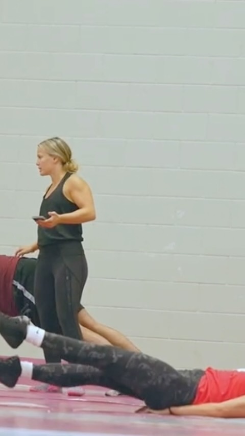 Coach Wood sees EVERYTHING!
When working with 1-1 clients or teams, Coach Monica Wood is always on the lookout for proper form.
Here you can see her giving a subtle cue for the athlete to drop his hips when completing the plank.
If you’re looking for guidance or support on your fitness journey visit
Tailoredfitness.ca
& book a consultation call!
📸 @mphcentral
Team : @mcmasterwrestling