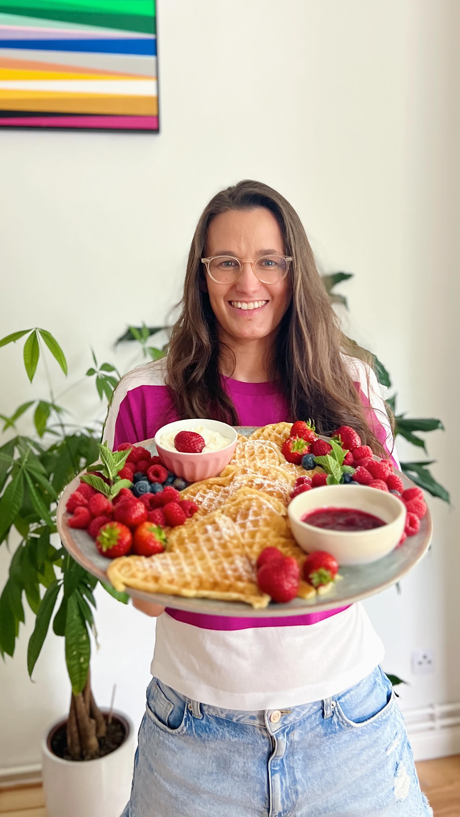 WAFFLE BOARD. Waffeln lieben wir hier alle soo sehr und so ein hübsch angerichtetes Waffle Board ist einfach perfekt für das nächste Picknick, die Einladung zum Kaffeetrinken oder den Kindergeburtstag.
Wie gefällt dir das Waffle Board?
Was du brauchst:
Eine Platte oder ein Tablett
Viele Beeren
Waffeln
Kleine Schüsseln für Sahne & rote Grütze
Sahne & Rote Grütze
Frische Minze
Puderzucker
Hier kommt für euch zum abspeichern mein absolutes Lieblingsrezept für Waffelteig:
125g Margarine
40g Zucker
1 Pck. Vanillinzucker
1 EL Honig
2 Eier
250g Mehl
1 TL Backpulver
1 Prise Salz
250 ml Mineralwasser mit Kohlensäure
Abspeichern für später geht über das Fähnchen rechts unter dem Bild und hilft mir sehr 😃🎉
Viel Spaß beim Backen!
#rezept #waffleboard #waffeln #backen #backrezepte #familienrezepte #mamaleben