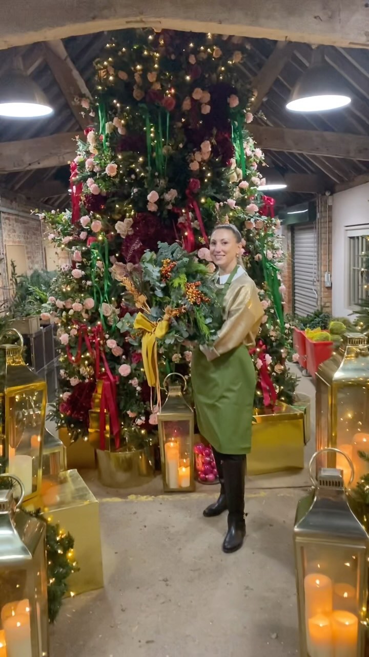 Festive day spent with industry friends @paularooneyfloraldesigner
Her studio in Hampshire is utterly gorgeous.
Thank you for having me.
Very proud of my orange berry wreath. The neighbours will be jealous.