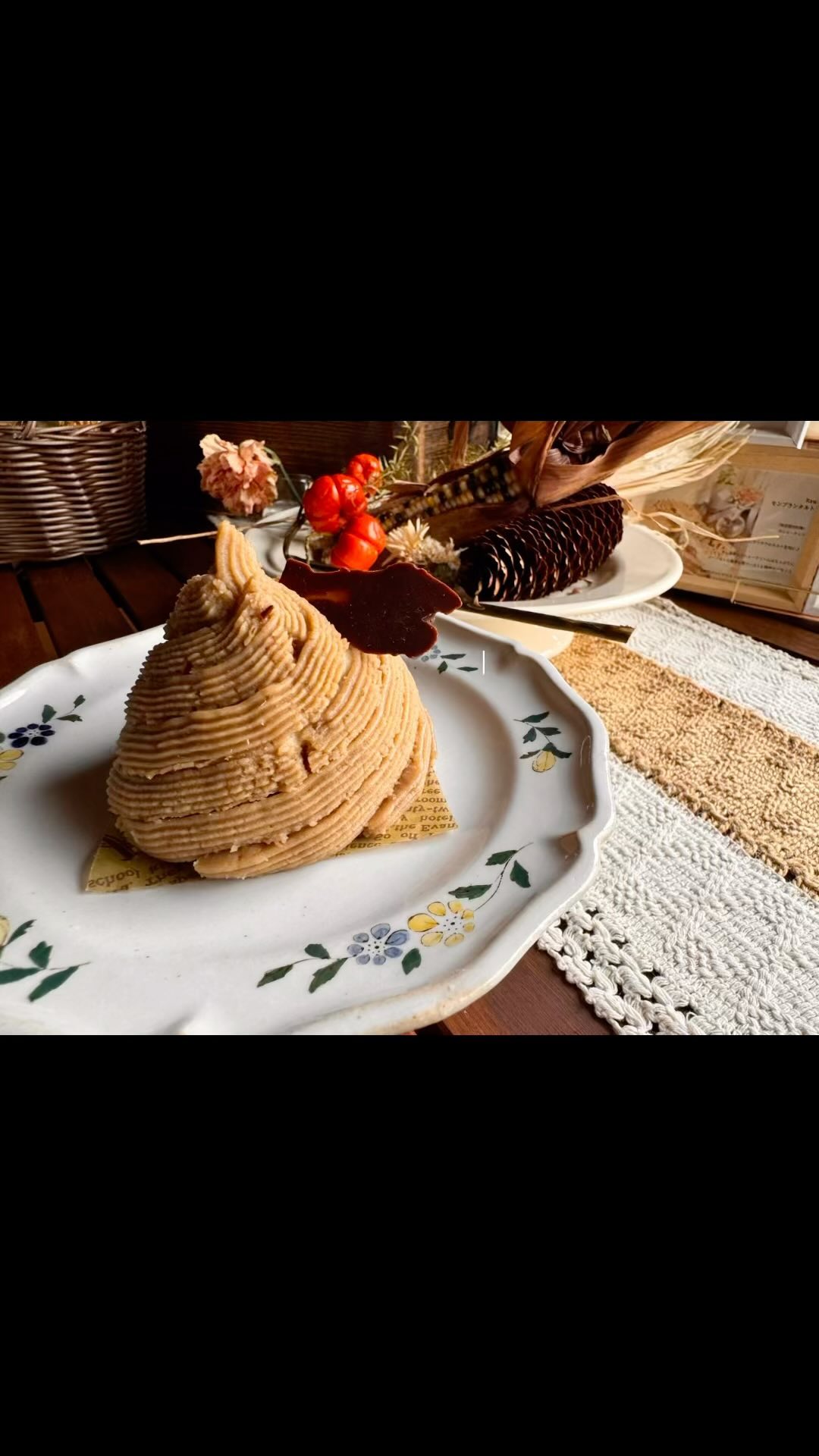 〜𝑳𝒆𝒔𝒔𝒐𝒏 ✼ 𝑹𝒂𝒘 𝒔𝒘𝒆𝒆𝒕𝒔 〜
ロースイーツレッスン
10月Lesson レポになります。
おかげさまで
すっかりお忍び開催となってしまってますが
発酵×Rawの組み合わせレッスン好評いただいてます♡
平日はカウンセリングにて
過ごさせていただくことが増えてますが
その中で動画受講の準備も進めさせていただいております。
また告知させていただきますので、
気長にお待ちいただければ幸いです。
------------
10月
⧉ 発酵×Rawモンブラン ⧉
〜Fermented x Raw Mont Blanc〜
------------
これぞ発酵と相性のいいスイーツ𓊯
(発酵モンブランペースト⸝ラムクリーム⸝
ショコラスポンジ⸝発酵あんこ⸝さくさくタルト)
発酵あんこが
栗の風味をより引き立てます。
そのモンブランペーストには発酵餡が練り込まれ、
麹の旨みが隠し味となり
さらなる深みを生み出しています。
旨みと甘さは発酵餡を使うことで補われ、
それ以外ではほぼ甘みは足してません。
ほぼ自然の甘さということ。
素材の味を堪能できる、
腸から喜ぶスイーツとなりました。
▤ 11月Lesson ▤
------------
⧉ 発酵×Rawりんごとさつまいものシブースト ⧉
〜Fermented and Raw Apple and sweet potato chiboust〜
------------
ヨガ×ロースイーツの会でご好評いただき、
レッスン開催となりました♪
(Rawカスタード⸝発酵さつまいも餡、Rawりんごのコンポート⸝⸝さくさくタルト)
表面はキャラメリゼして、
パリッと表面をくずしながら食べる瞬間が
楽しくて仕方がない♡
◆開催日
11月23日(土)
11月26日(火)
◆時間
10:00〜13:00
《ここがお得!!》
・作ったスイーツ、おまけスイーツ付きの試食あり(ドリンク付き)
参加費:5,000円
▷お得なクーポン使用で500円引き(一般)
▷講座生は1,000円引き
持ち物:エプロン、筆記用具、手を拭くハンドタオル
︎︎
˚°ºᵒ•♡•ᵒº°˚♢°ºᵒ•♡•ᵒº°˚♢°ºᵒ•♡•ᵒº°˚
《10月スケジュール》
30〜31日
スピリチュアルカウンセリング
《11月スケジュール》
1日(新月)、16日(満月)
光のローチョコBOX販売 ※前日まで要予約
5〜8、11〜12、18〜20、22、25、27〜29日
スピリチュアルカウンセリング
13〜15日 お休み
21日
ヨガ×ロースイーツ
23、26日
発酵Rawスイーツ レッスン
上記日程以外で
ロースイーツレッスン
スピリチュアルカウンセリングのリクエスト受付中♪
⁎⑅⃝⁎୨୧⁎⑅⃝⁎୨୧⁎⑅⃝⁎୨୧⁎⑅⃝⁎୨୧⁎⑅⃝⁎୨୧⁎⑅⃝
《募集中講座》
🌿ロースイーツパティシエ認定講座
→ロースイーツのノウハウを学びます
🌿ローショコラパティシエ講座
→ローチョコレートに特化した講座です
他リクエスト可能
🌹花おはぎレッスン
ヴィーガン仕様の餡を使った可愛いお花絞り
🌹ショコラフラワー講座
仕様の違う3種類のチョコレートでお花絞り
🌿𝒍𝒐𝒉𝒂𝒔𝑻𝑰𝑪 𝒔𝒘𝒆𝒆𝒕𝒔は
日本ヘルシーフード協会
『ロースイーツパティシエ』
『ローショコラパティシエ』
𝗋𝖺𝗐&𝗋𝖺𝗐認定校になります
@𝗋𝖺𝗐𝗌𝗐𝖾𝖾𝗍𝗌.𝖺𝗄𝗂.𝗏𝖾𝗀𝖾𝖻𝗂𝗈
🍎発酵料理教室 円居認定講師
🌹社)𝑨𝑳𝑨
『ショコラフラワー認定講師』
*・゚゚・*:.。..。.:*・゚゚・*:.。. .。.:**・゚゚・*:.。..。.:*・゚゚・*:.。.
《𝒍𝒐𝒉𝒂𝒔𝑻𝑰𝑪 𝒔𝒘𝒆𝒆𝒕𝒔》
ロースイーツ/花おはぎ/ベビー教室/スピリチュアルサロン
☆𝑳𝑰𝑵𝑬 (𝑰𝑫→@𝟥𝟩𝟨𝗊𝗎𝗏𝗅𝗂)のお友達追加で
お得なクーポン配布中♡
スピリチュアルカウンセリングアカウントは
@lohastic_orb
#ローショコラパティシエ #ローショコラ #ローチョコレート #ロースイーツ大好き #ローチョコレートレッスン #ローチョコレート教室 #ヴィーガンスイーツレッスン #ヴィーガンお菓子 #オーガニックスイーツ #プラントベーススイーツ #身体に優しいお菓子 #グルテンフリーのお菓子 #発酵おやつ #発酵ジュース #発酵シロップ #発酵スイーツ #フィトセラピー #phytotherapy #植物療法 #静岡花おはぎ #ロースイーツオンラインレッスン #子連れ参加 #ロハスチックスイーツ #ロースイーツ講座 #𝚛𝚊𝚠𝚜𝚠𝚎𝚎𝚝𝚜𝚕𝚎𝚜𝚜𝚘𝚗 #ロースイーツ教室 #ロースイーツ焼津 #ロースイーツ静岡 #焼津ママ