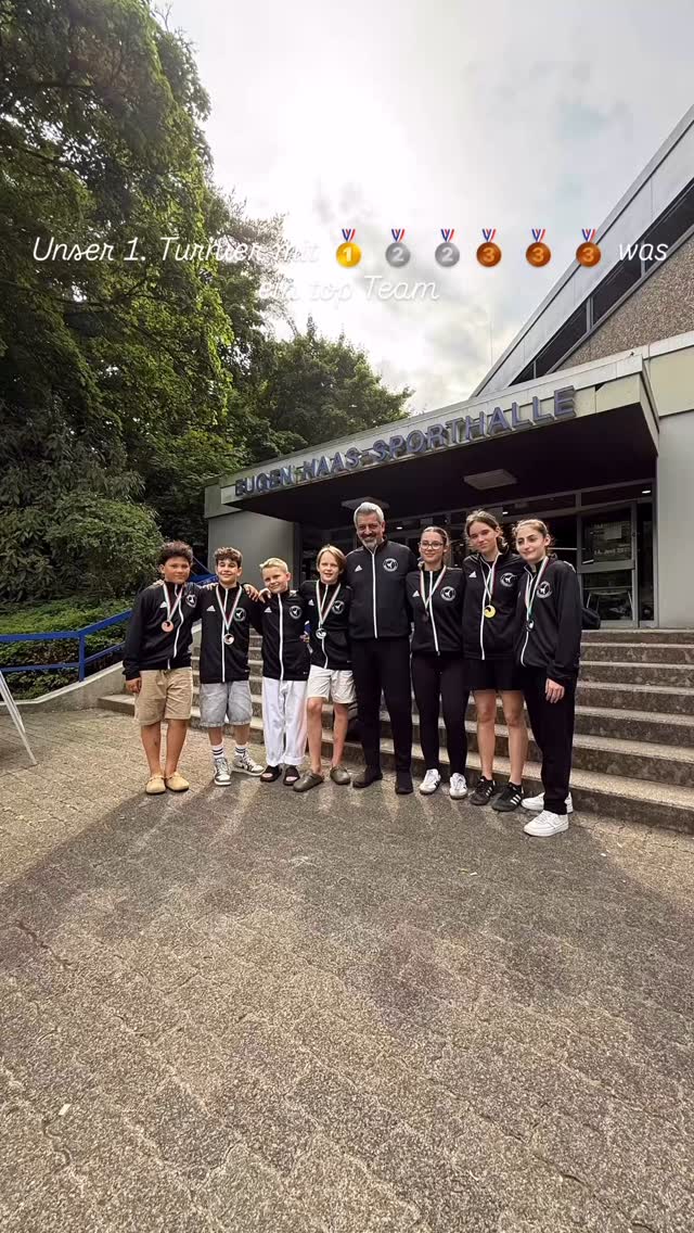 Heute starteten unsere Athletinnen und Athleten zum ersten mal auf einem Turnier und das direkt bei dem Internationalen Becketal Cup in Gummersbach. Mit 1 mal Gold, 2 mal Silber und 3 mal Bronze kehrten wir nach einem langem Tag mit gewonnenen Kämpfen und Niederlagen zurück in unsere Heimatstadt Düsseldorf zurück. Eine Riesen große Erfahrung für unsere Athleten und Eltern. Ein großes Dankeschön möchte ich an die Eltern , die mir das vertrauen schenken und ihre Kinder fördern und unterstützen mit voller Stolz übermitteln. Ihr seid einfach großartig!!! Es war ein wunderschöner und anstrengender Tag. Auch wenn wir einige Niederlagen hatten, sehe ich das als eine große Erfahrung und Sieg. Nach so einer kurzen Vorbereitungszeit habt ihr euch alle top geschlagen und ich bin Stolz so eine tolle Mannschaft zu haben. Ebenfalls danke ich den Familien, die nach Gummersbach gefahren sind um uns bzw. Euren Verein zu unterstützen… Wir sind auf dem richtigen Weg und die Zukunft gehört uns. Achja, danke für die Leckereien meine liebe Eltern 😊😊😊🙏🏻🙏🏻🙏🏻🔥🔥🔥