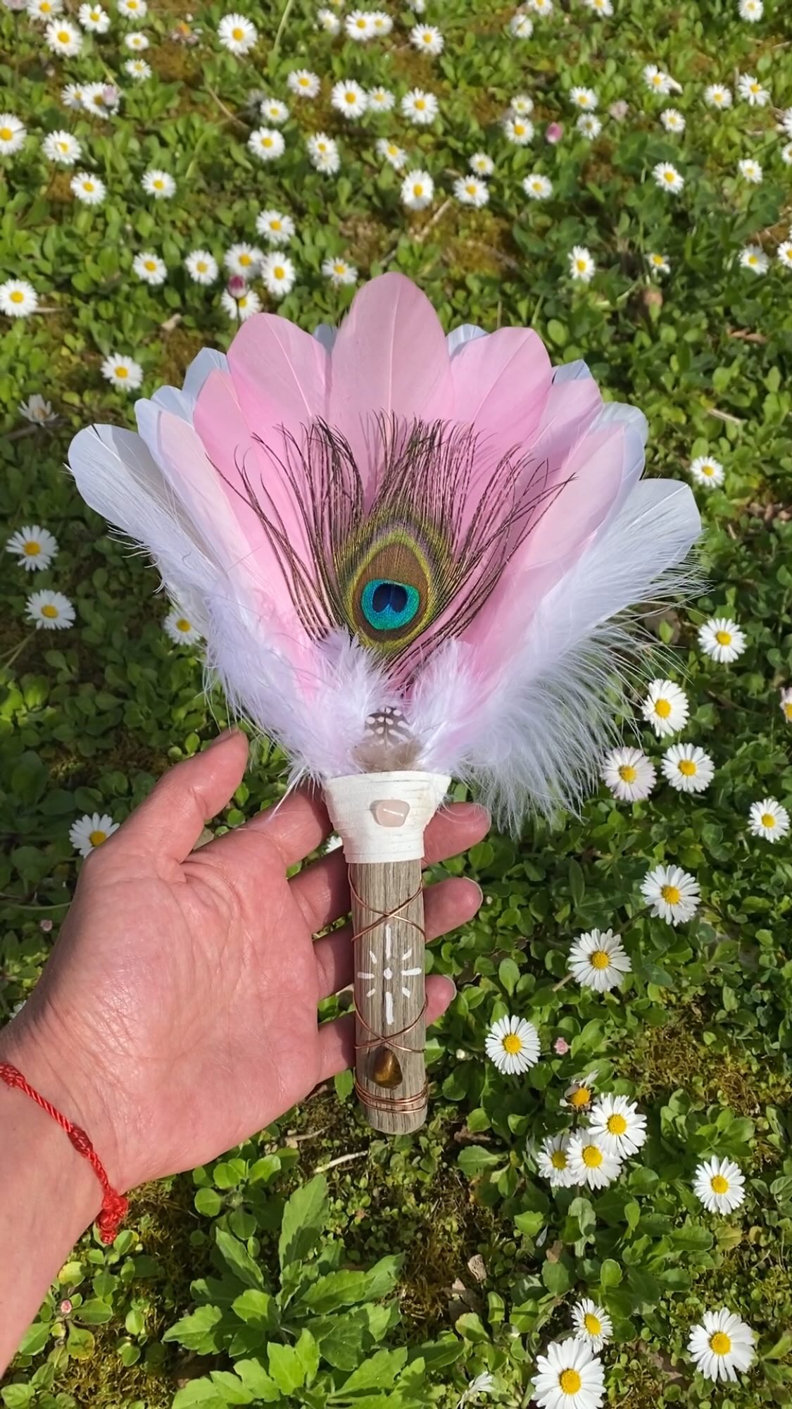 Un cocon de love et de tendresse. Cet Akawana apporte la paix, un véritable doudou pour accompagner à la guérison du coeur et l’amour de soi!
#akawana #douceur #douceurdevivre #tendresse #amourdesoi❤️ #soin #soindesoi #change #changer #changersavie #prendresoindesoi #prendresoin #douceur #douceurs #love #reelsinstagram #reels #artisanat #artisanatfrancais