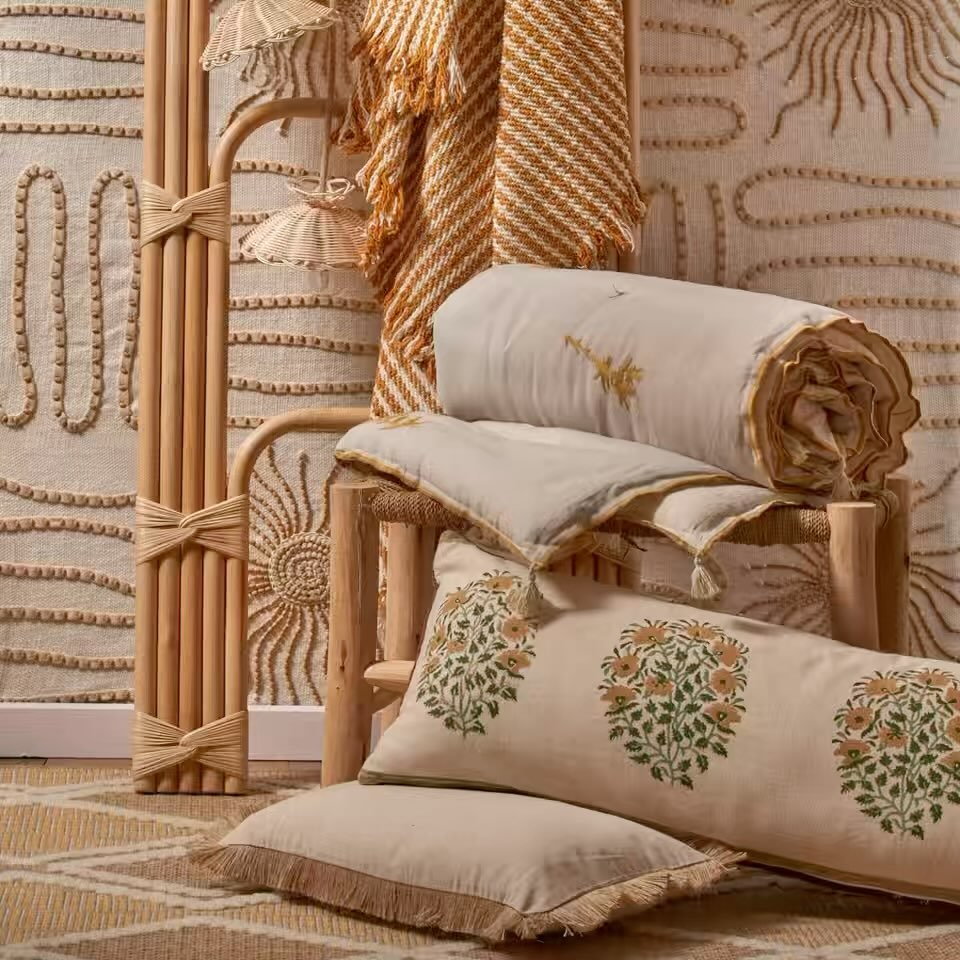 Le soleil reviendrait-il… enfin? L’été dans la maison, l’envie de farniente, un air du sud, les tables et les fauteuils à partager… Un dossier qui donne envie d’une vraie pause estivale et ensoleillée. En scène, le long coussin biface en coton brodé « Farmhouse » 90x30cm - de la marque hollandaise hkliving d’un côté un peu nostalgique avec ses fleurs brodées qui rappellent les doigts de nos fées d’antan et de l’autre côté un style du sud au coloris chaleureux. Merci @artdecorationfr