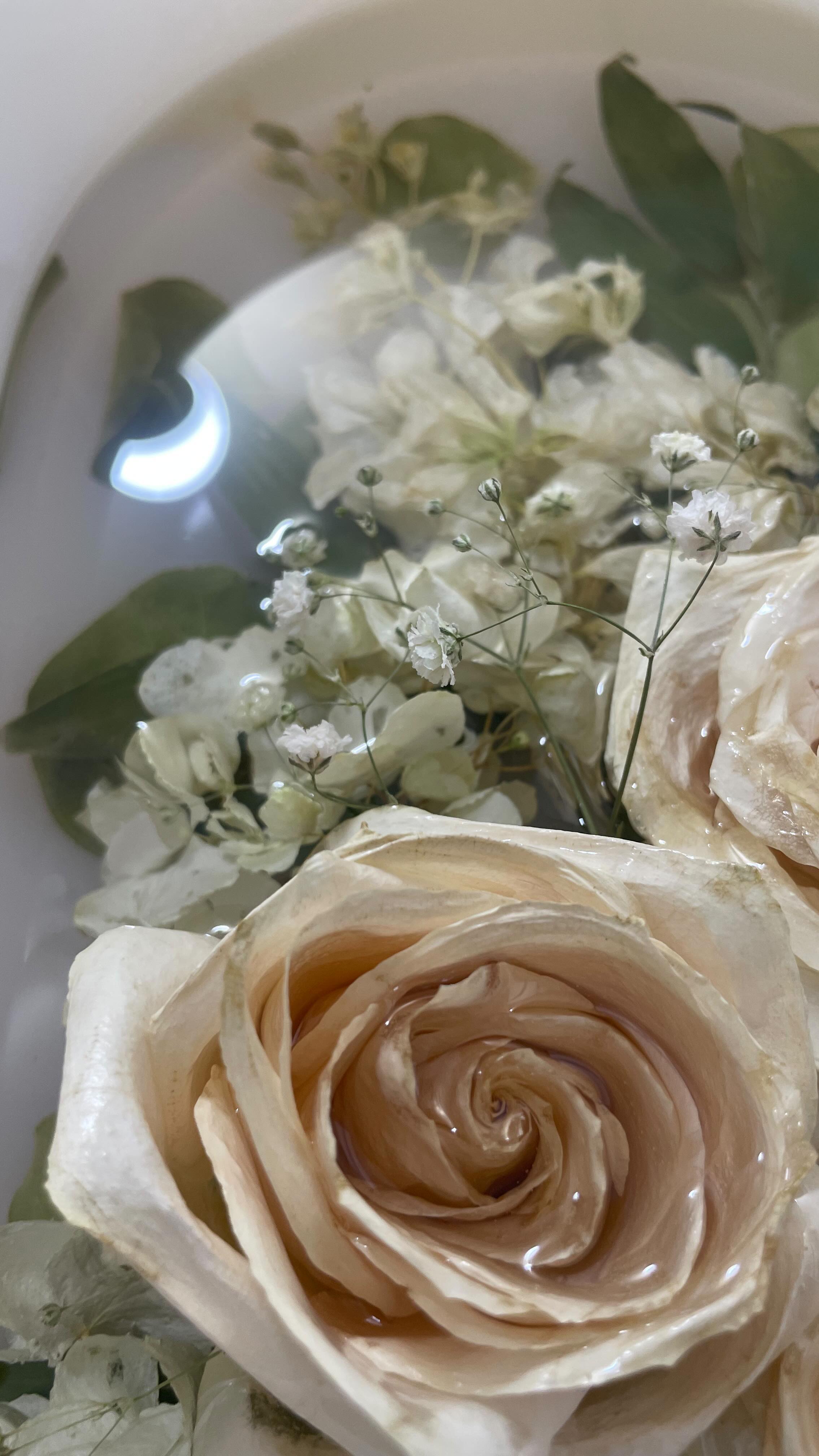 the arch is a top tier favorite of mine & probably the most common shape that gets commissioned from me… so I guess that means we all have impeccable taste??? 🤷🏼♀️
#resinfloralpreservation #weddingbouquet #driedflowers