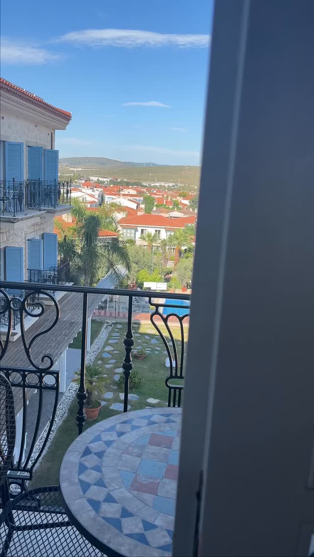 Güne kuş sesleriyle uyanıp serin esintili bahçemizde kahvaltınızı yapın, gün boyu Alaçatı’nın tadını çıkarın☀️🪭
Otelimizde her şey tam da bu mevsimin ruhuna göre; sakin, keyifli ve içten.
Bekliyoruz 🤍
Rezervasyon için bize ulaşabilirsiniz:
📞 0 (232) 716 6002
📞 0 (539) 664 3000
1941’den bu yana, aynı özenle… 🤍
#alacati #butikoteller #alaçatıotelleri